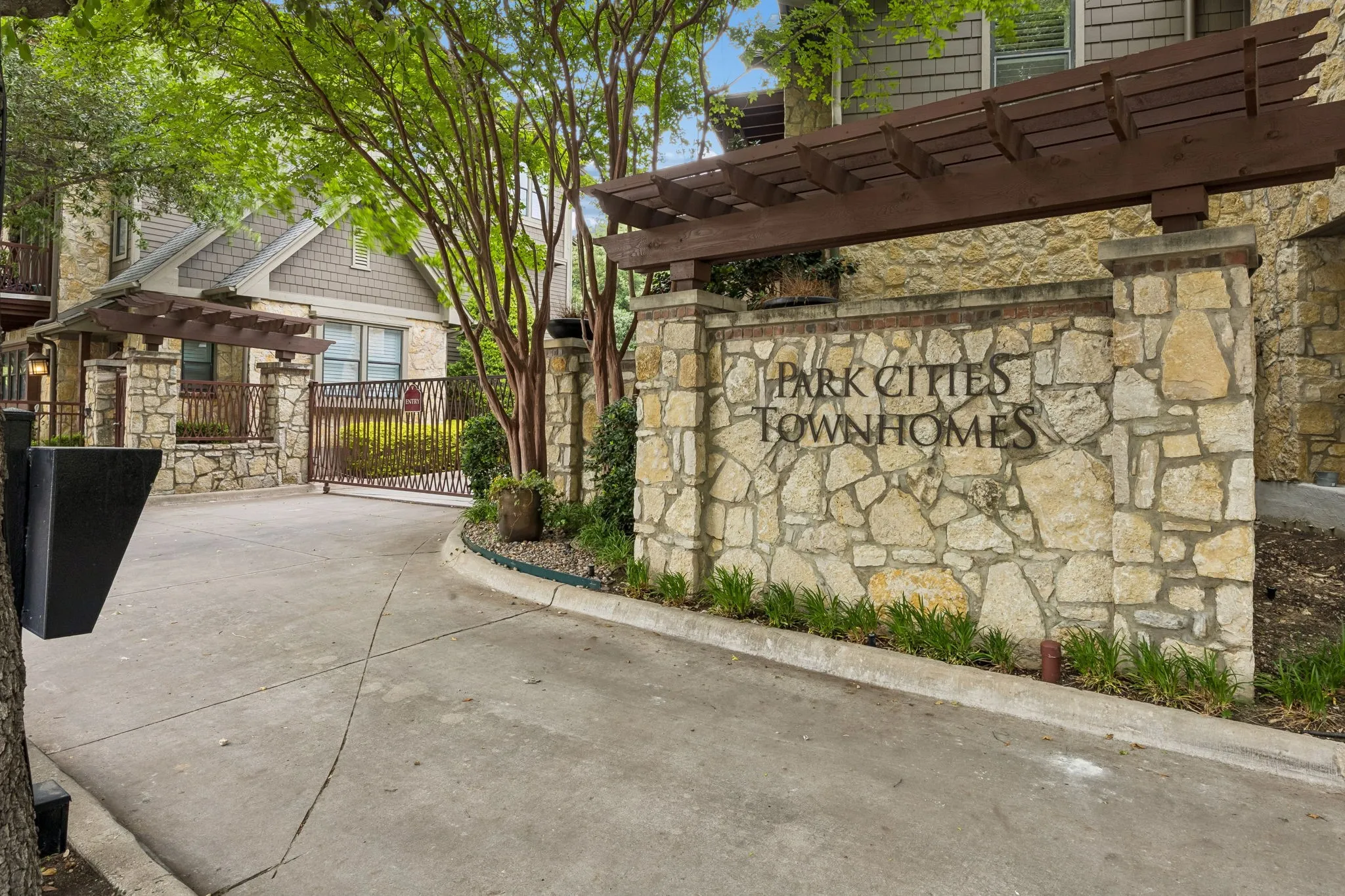 Townhouse For Rent in Dallas County , 5109 Dillard Lane, Dallas, Texas 75209, 2 Bedroom, 2 Bathroom, 2 Garage spaces, 1,580 Sqft, built in 2005, mls#21374159, Real Estate Agent in Dallas, Homes For Rent in Dallas county, Homes For Rent in Dallas, Realtor in Dallas Texas, Real Estate Brokerage Independent Realty Texas, Luminita Cordes Realtor