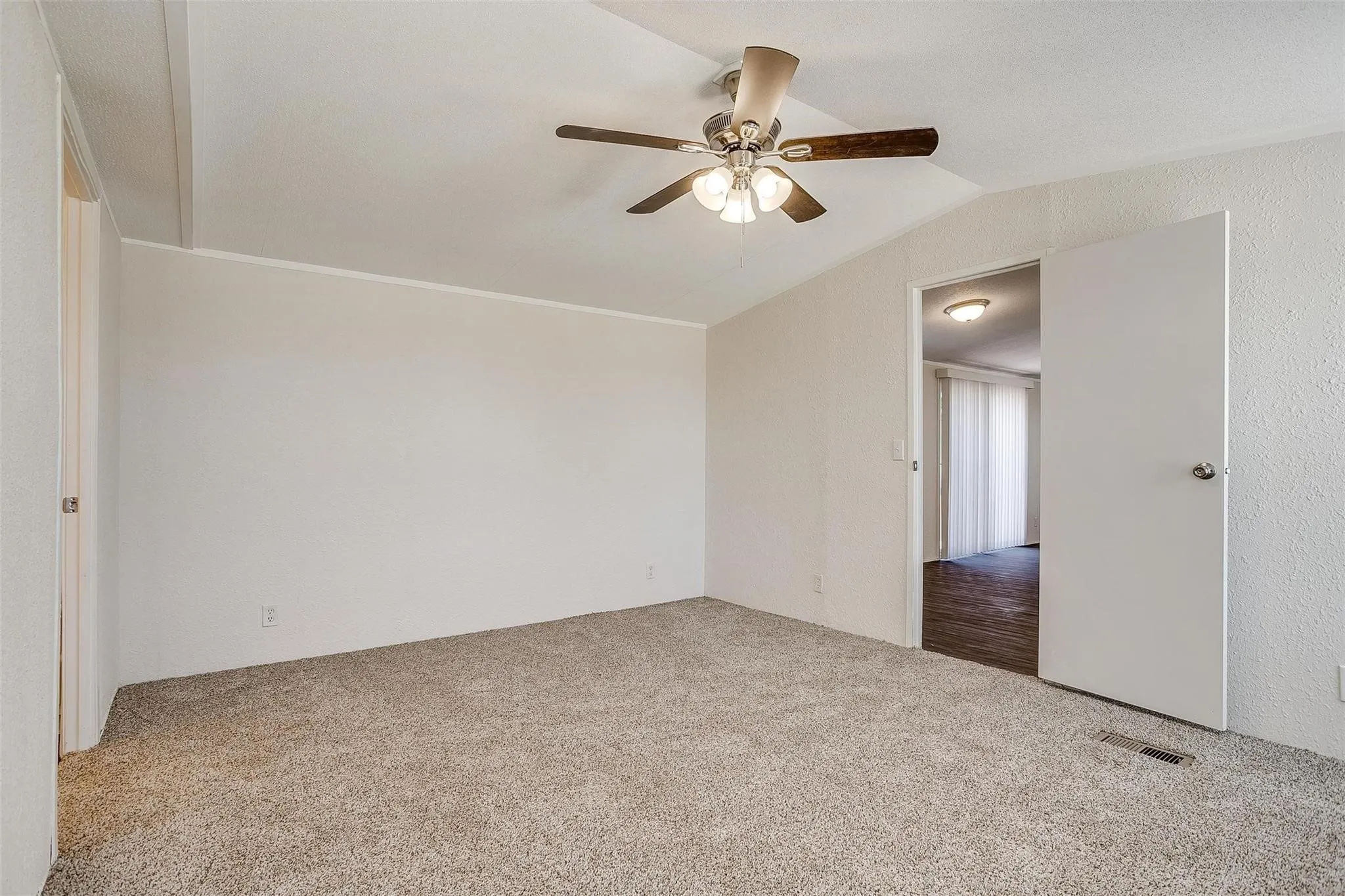 Mobile Home For Rent in Hood County , 3116 Hilltop Road, Granbury, Texas 76048, 3 Bedroom, 2 Bathroom, Garage spaces, 1,216 Sqft, built in 2000, mls#21374153, Real Estate Agent in Granbury, Homes For Rent in Hood county, Homes For Rent in Granbury, Realtor in Granbury Texas, Real Estate Brokerage Independent Realty Texas, Luminita Cordes Realtor