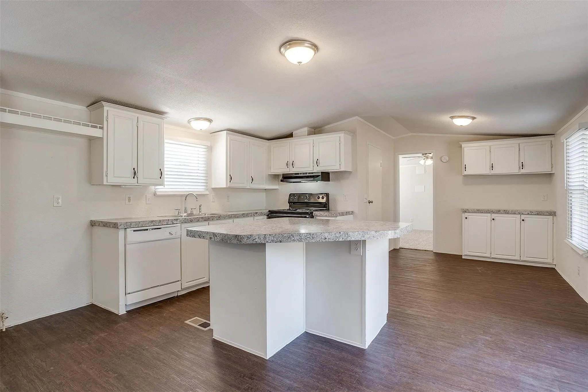 Mobile Home For Rent in Hood County , 3116 Hilltop Road, Granbury, Texas 76048, 3 Bedroom, 2 Bathroom, Garage spaces, 1,216 Sqft, built in 2000, mls#21374153, Real Estate Agent in Granbury, Homes For Rent in Hood county, Homes For Rent in Granbury, Realtor in Granbury Texas, Real Estate Brokerage Independent Realty Texas, Luminita Cordes Realtor