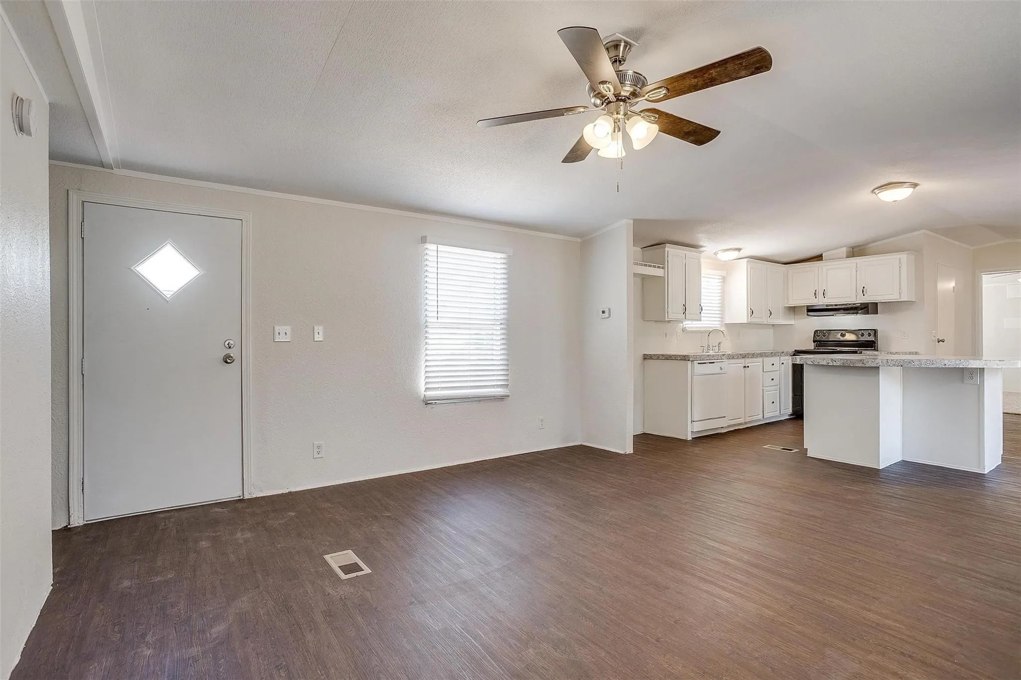 Mobile Home For Rent in Hood County , 3116 Hilltop Road, Granbury, Texas 76048, 3 Bedroom, 2 Bathroom, Garage spaces, 1,216 Sqft, built in 2000, mls#21374153, Real Estate Agent in Granbury, Homes For Rent in Hood county, Homes For Rent in Granbury, Realtor in Granbury Texas, Real Estate Brokerage Independent Realty Texas, Luminita Cordes Realtor