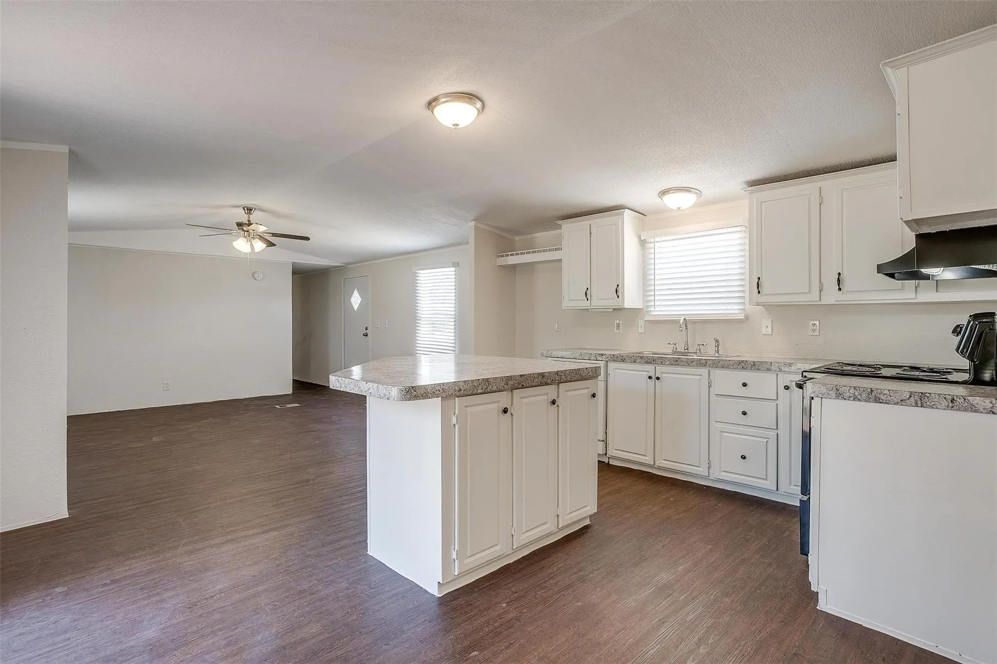Mobile Home For Rent in Hood County , 3116 Hilltop Road, Granbury, Texas 76048, 3 Bedroom, 2 Bathroom, Garage spaces, 1,216 Sqft, built in 2000, mls#21374153, Real Estate Agent in Granbury, Homes For Rent in Hood county, Homes For Rent in Granbury, Realtor in Granbury Texas, Real Estate Brokerage Independent Realty Texas, Luminita Cordes Realtor