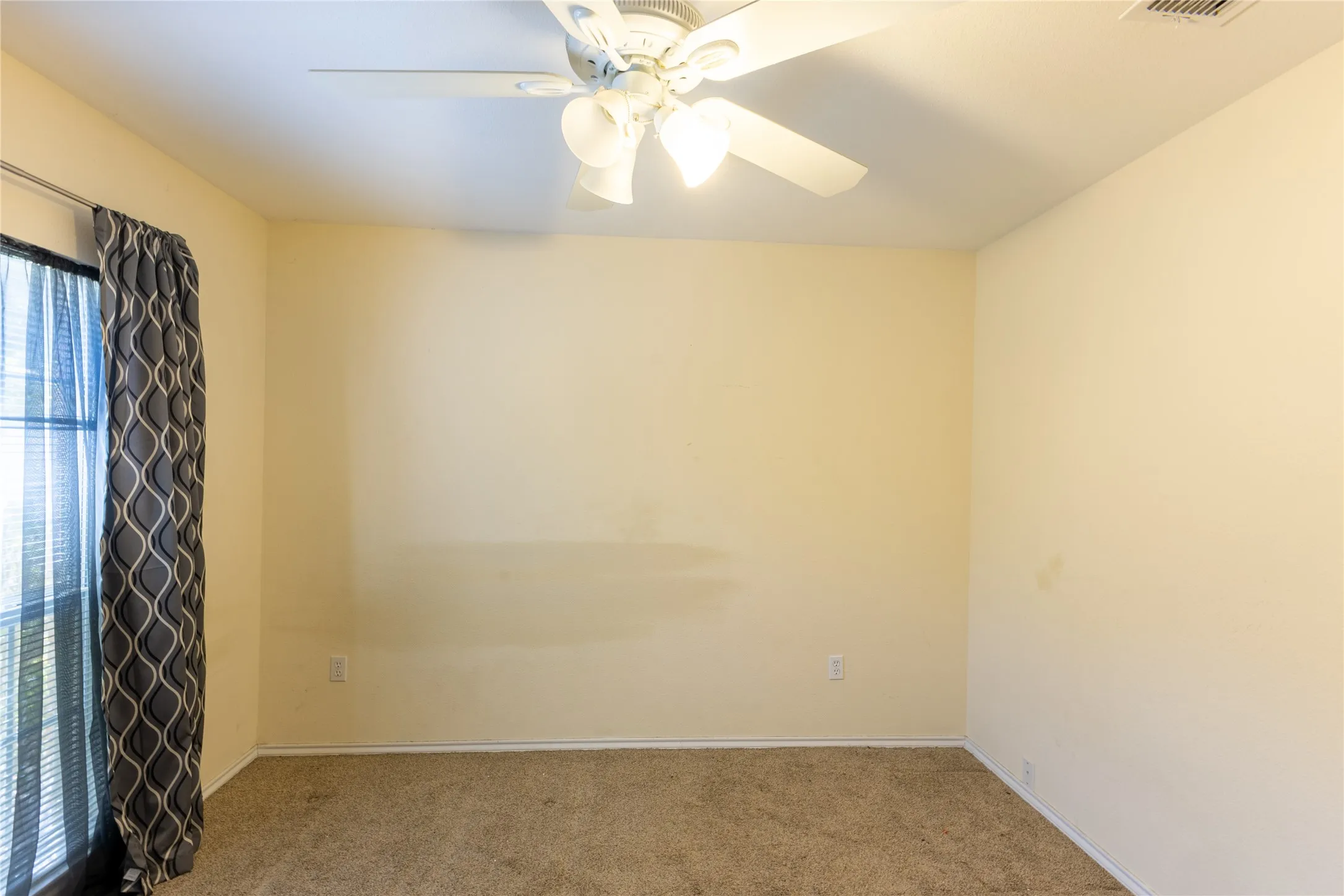 Single Family Residence For Sale in Hood County , 3904 Santa Cruz Street, Granbury, Texas 76049, 4 Bedroom, 2 Bathroom, 2 Garage spaces, 2,301 Sqft, built in 1995, mls#21367157, Real Estate Agent in Granbury, Homes For Sale in Hood county, Homes For Sale in Granbury, Realtor in Granbury Texas, Real Estate Brokerage Independent Realty Texas, Luminita Cordes Realtor