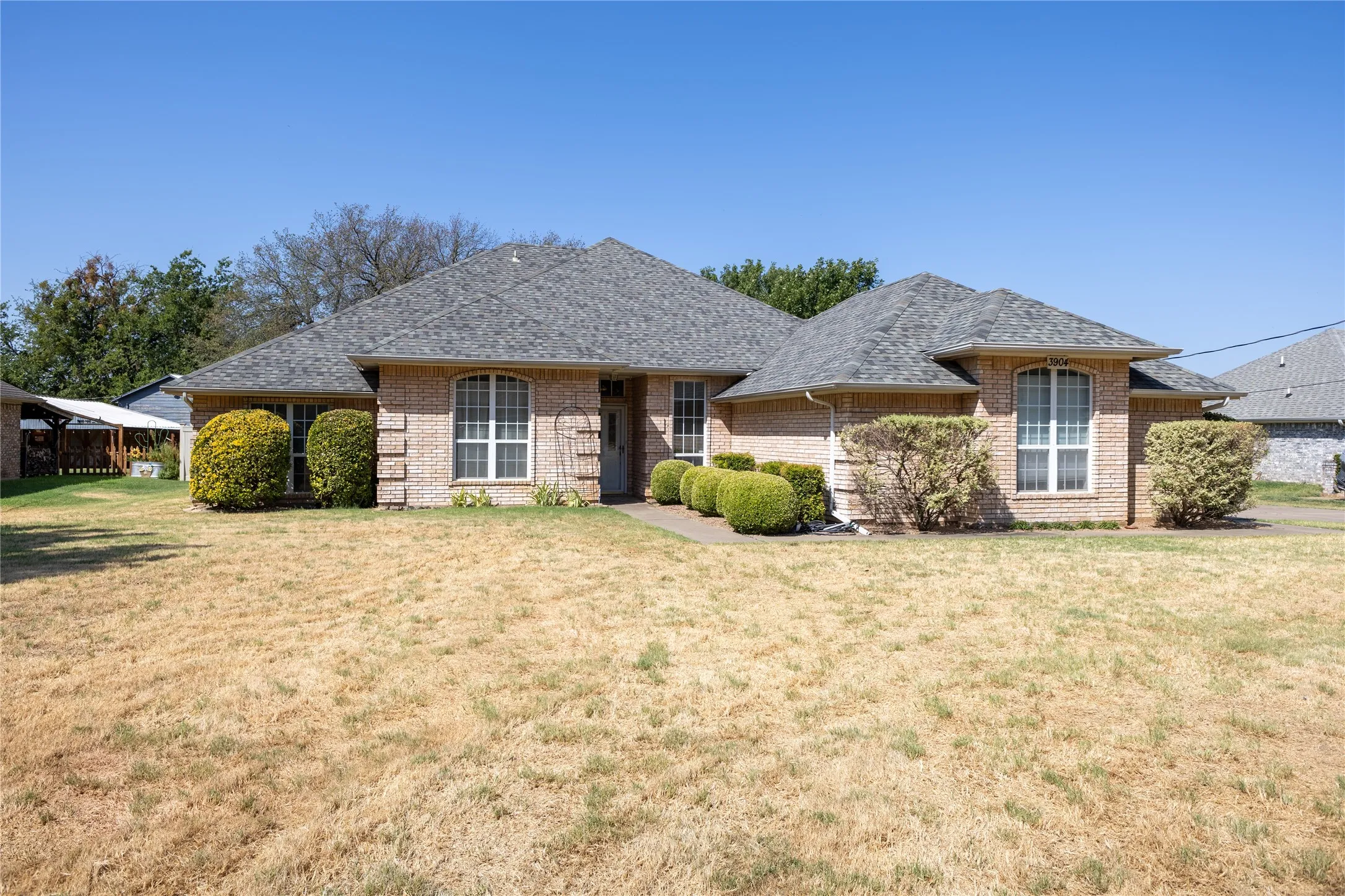 Single Family Residence For Sale in Hood County , 3904 Santa Cruz Street, Granbury, Texas 76049, 4 Bedroom, 2 Bathroom, 2 Garage spaces, 2,301 Sqft, built in 1995, mls#21367157, Real Estate Agent in Granbury, Homes For Sale in Hood county, Homes For Sale in Granbury, Realtor in Granbury Texas, Real Estate Brokerage Independent Realty Texas, Luminita Cordes Realtor