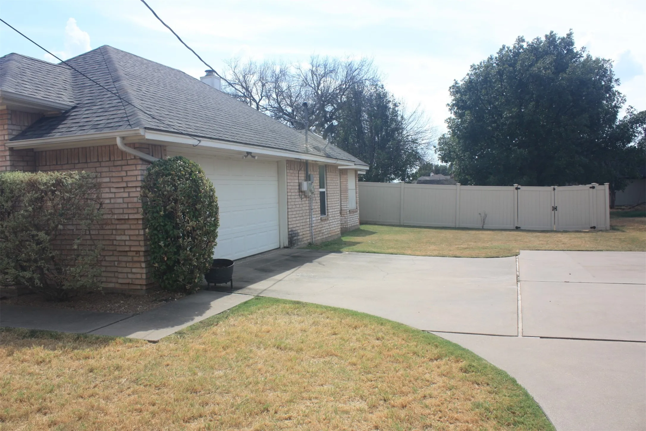 Single Family Residence For Sale in Hood County , 3904 Santa Cruz Street, Granbury, Texas 76049, 4 Bedroom, 2 Bathroom, 2 Garage spaces, 2,301 Sqft, built in 1995, mls#21367157, Real Estate Agent in Granbury, Homes For Sale in Hood county, Homes For Sale in Granbury, Realtor in Granbury Texas, Real Estate Brokerage Independent Realty Texas, Luminita Cordes Realtor