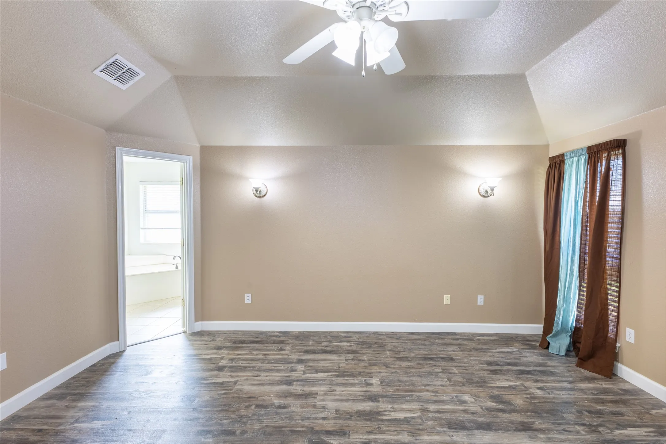 Single Family Residence For Sale in Hood County , 3904 Santa Cruz Street, Granbury, Texas 76049, 4 Bedroom, 2 Bathroom, 2 Garage spaces, 2,301 Sqft, built in 1995, mls#21367157, Real Estate Agent in Granbury, Homes For Sale in Hood county, Homes For Sale in Granbury, Realtor in Granbury Texas, Real Estate Brokerage Independent Realty Texas, Luminita Cordes Realtor