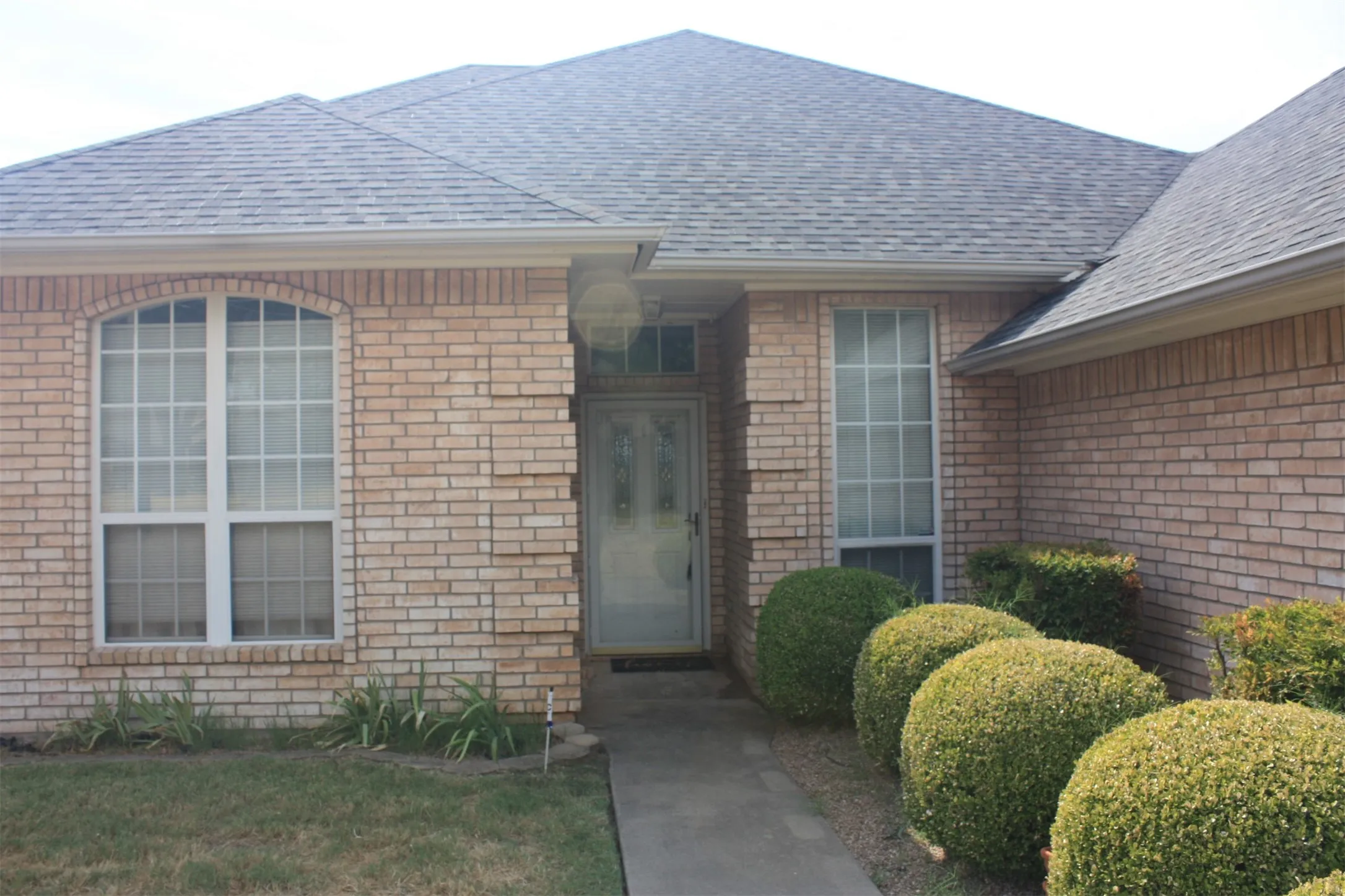 Single Family Residence For Sale in Hood County , 3904 Santa Cruz Street, Granbury, Texas 76049, 4 Bedroom, 2 Bathroom, 2 Garage spaces, 2,301 Sqft, built in 1995, mls#21367157, Real Estate Agent in Granbury, Homes For Sale in Hood county, Homes For Sale in Granbury, Realtor in Granbury Texas, Real Estate Brokerage Independent Realty Texas, Luminita Cordes Realtor