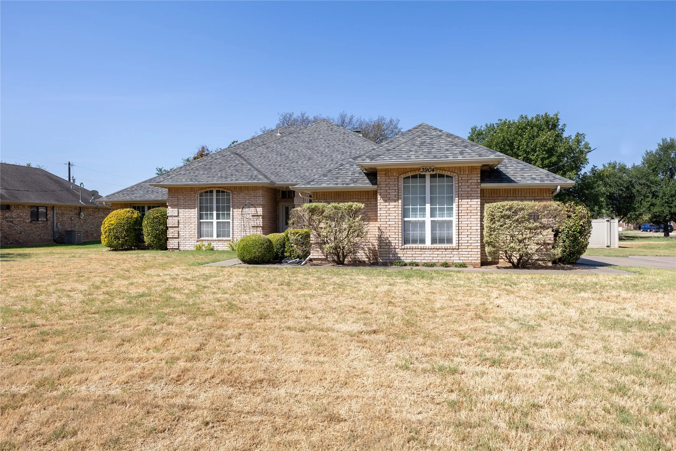 Single Family Residence For Sale in Hood County , 3904 Santa Cruz Street, Granbury, Texas 76049, 4 Bedroom, 2 Bathroom, 2 Garage spaces, 2,301 Sqft, built in 1995, mls#21367157, Real Estate Agent in Granbury, Homes For Sale in Hood county, Homes For Sale in Granbury, Realtor in Granbury Texas, Real Estate Brokerage Independent Realty Texas, Luminita Cordes Realtor
