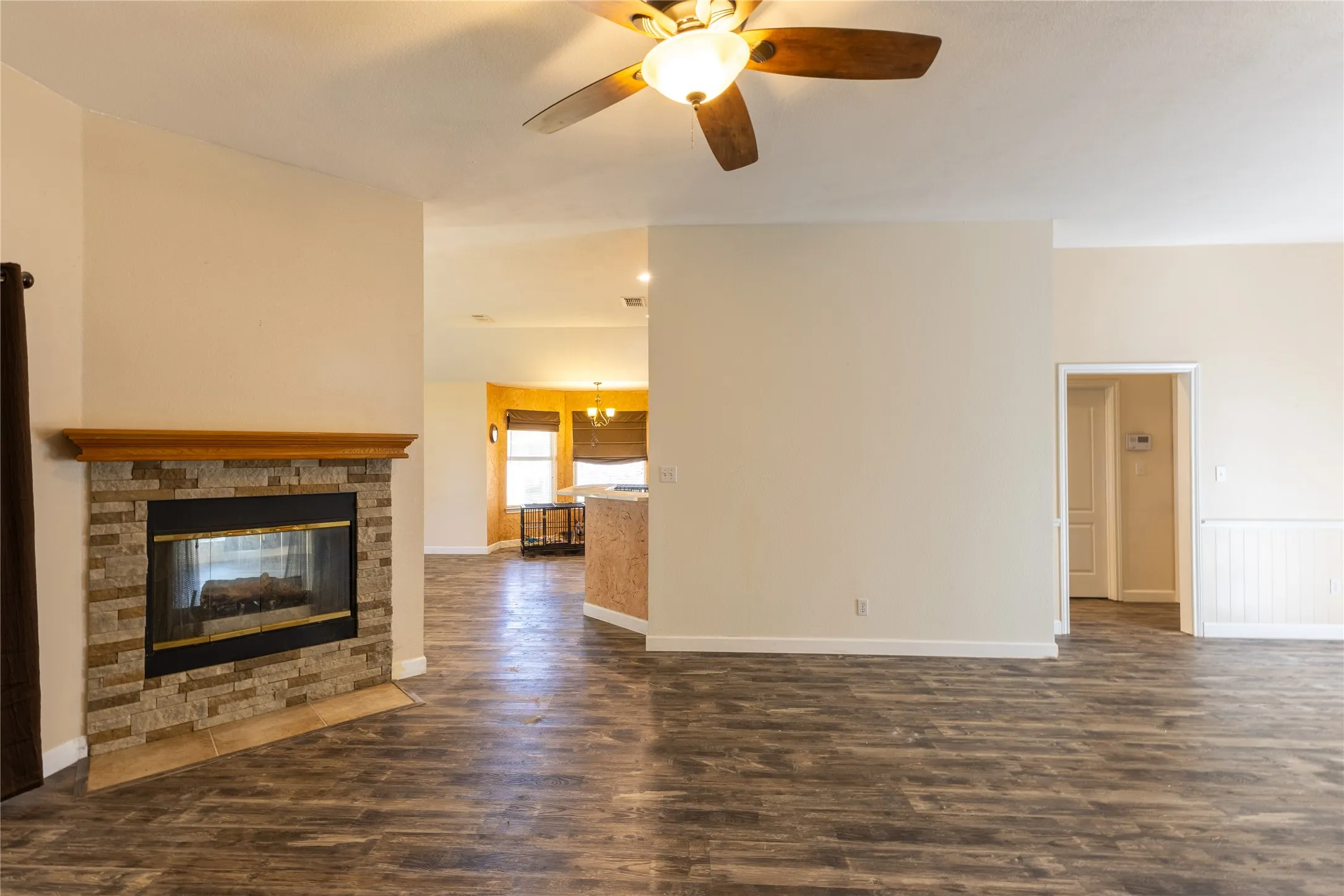 Single Family Residence For Sale in Hood County , 3904 Santa Cruz Street, Granbury, Texas 76049, 4 Bedroom, 2 Bathroom, 2 Garage spaces, 2,301 Sqft, built in 1995, mls#21367157, Real Estate Agent in Granbury, Homes For Sale in Hood county, Homes For Sale in Granbury, Realtor in Granbury Texas, Real Estate Brokerage Independent Realty Texas, Luminita Cordes Realtor