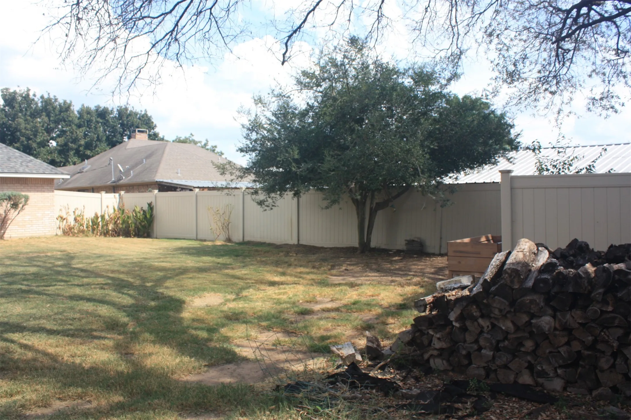 Single Family Residence For Sale in Hood County , 3904 Santa Cruz Street, Granbury, Texas 76049, 4 Bedroom, 2 Bathroom, 2 Garage spaces, 2,301 Sqft, built in 1995, mls#21367157, Real Estate Agent in Granbury, Homes For Sale in Hood county, Homes For Sale in Granbury, Realtor in Granbury Texas, Real Estate Brokerage Independent Realty Texas, Luminita Cordes Realtor