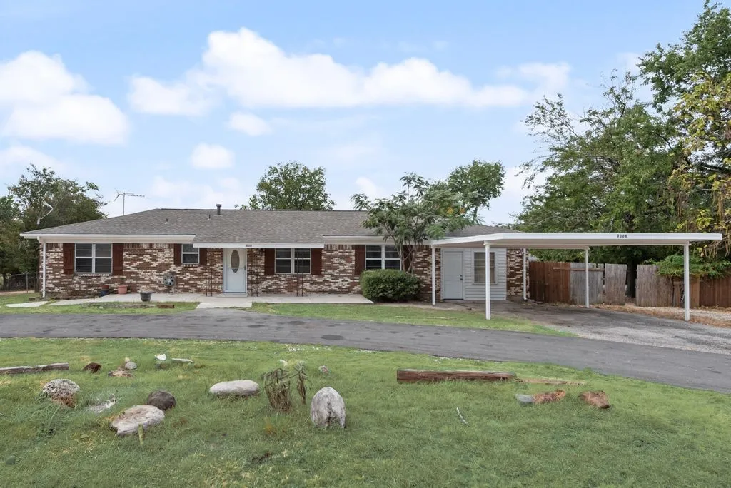 Single Family Residence For Sale in Parker County , 3006 Inspiration Drive, Hudson Oaks, Texas 76087, 3 Bedroom, 2 Bathroom, Garage spaces, 1,664 Sqft, built in 1970, mls#21374179, Real Estate Agent in Hudson Oaks, Homes For Sale in Parker county, Homes For Sale in Hudson Oaks, Realtor in Hudson Oaks Texas, Real Estate Brokerage Independent Realty Texas, Luminita Cordes Realtor
