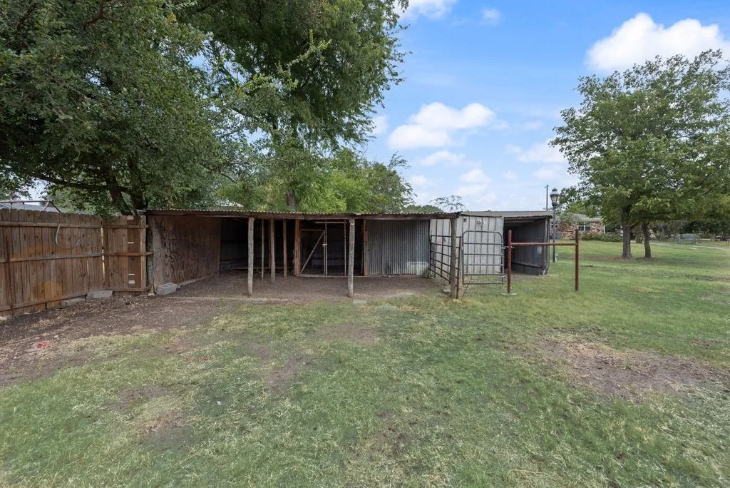 Single Family Residence For Sale in Parker County , 3006 Inspiration Drive, Hudson Oaks, Texas 76087, 3 Bedroom, 2 Bathroom, Garage spaces, 1,664 Sqft, built in 1970, mls#21374179, Real Estate Agent in Hudson Oaks, Homes For Sale in Parker county, Homes For Sale in Hudson Oaks, Realtor in Hudson Oaks Texas, Real Estate Brokerage Independent Realty Texas, Luminita Cordes Realtor