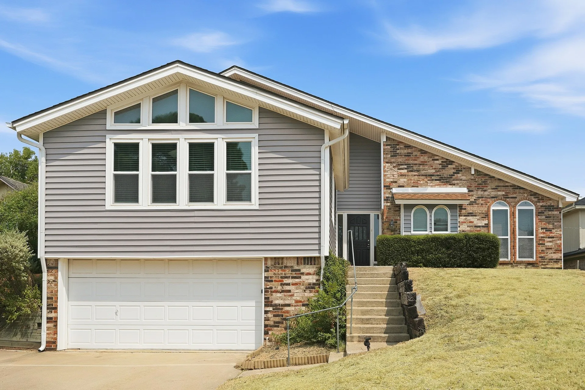 Single Family Residence For Rent in Tarrant County , 408 Cavender Court, Hurst, Texas 76054, 4 Bedroom, 2 Bathroom, 2 Garage spaces, 2,454 Sqft, built in 1976, mls#21374191, Real Estate Agent in Hurst, Homes For Rent in Tarrant county, Homes For Rent in Hurst, Realtor in Hurst Texas, Real Estate Brokerage Independent Realty Texas, Luminita Cordes Realtor