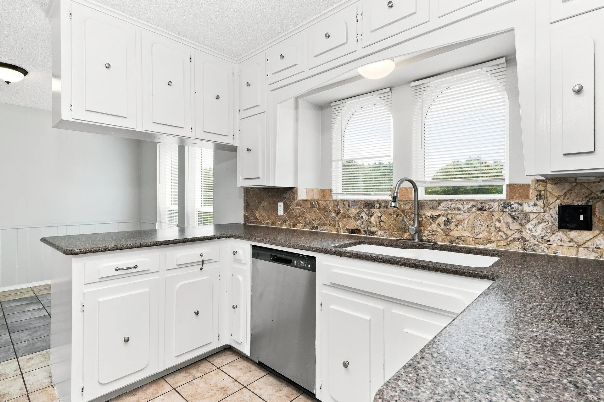 Single Family Residence For Rent in Tarrant County , 408 Cavender Court, Hurst, Texas 76054, 4 Bedroom, 2 Bathroom, 2 Garage spaces, 2,454 Sqft, built in 1976, mls#21374191, Real Estate Agent in Hurst, Homes For Rent in Tarrant county, Homes For Rent in Hurst, Realtor in Hurst Texas, Real Estate Brokerage Independent Realty Texas, Luminita Cordes Realtor