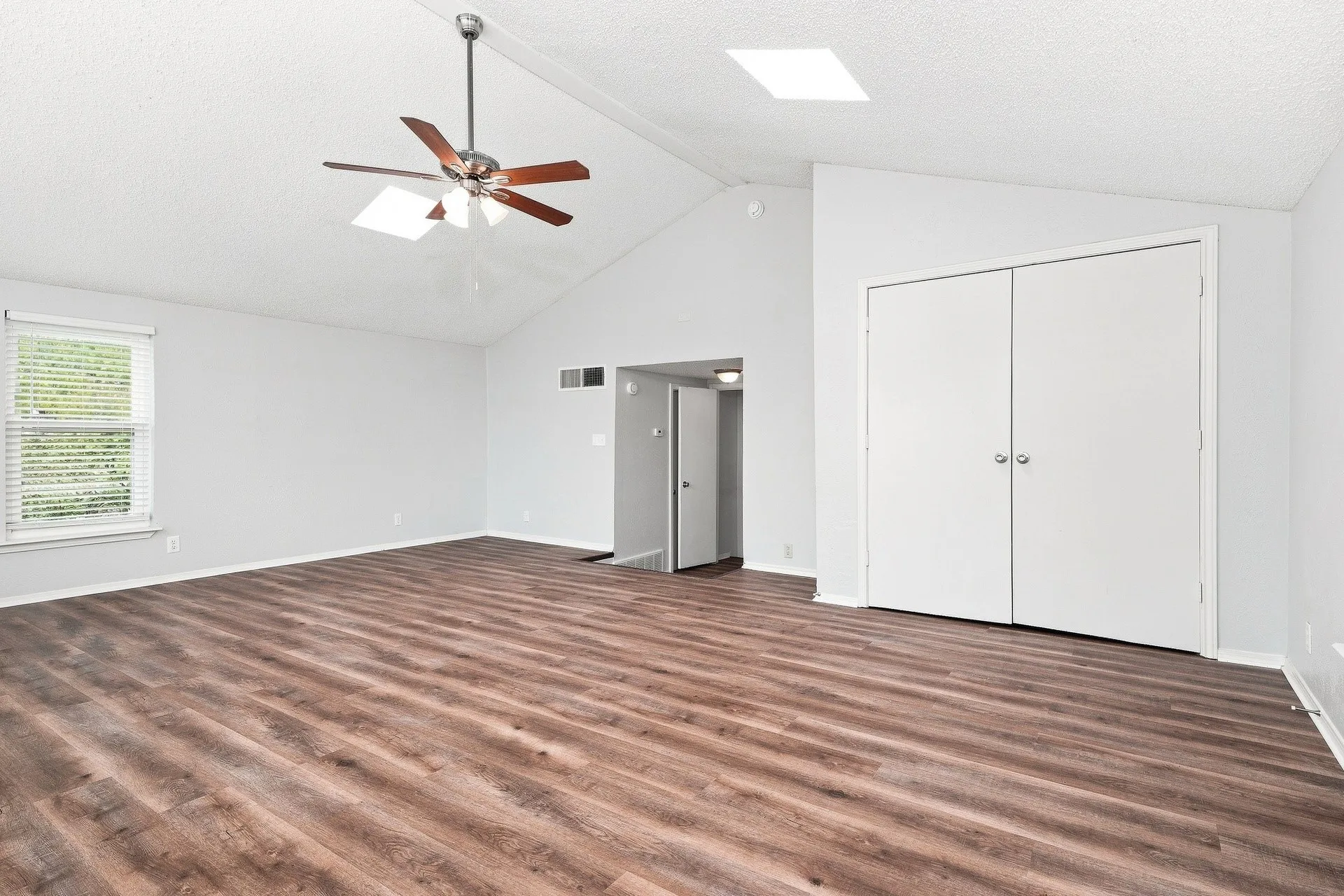 Single Family Residence For Rent in Tarrant County , 408 Cavender Court, Hurst, Texas 76054, 4 Bedroom, 2 Bathroom, 2 Garage spaces, 2,454 Sqft, built in 1976, mls#21374191, Real Estate Agent in Hurst, Homes For Rent in Tarrant county, Homes For Rent in Hurst, Realtor in Hurst Texas, Real Estate Brokerage Independent Realty Texas, Luminita Cordes Realtor
