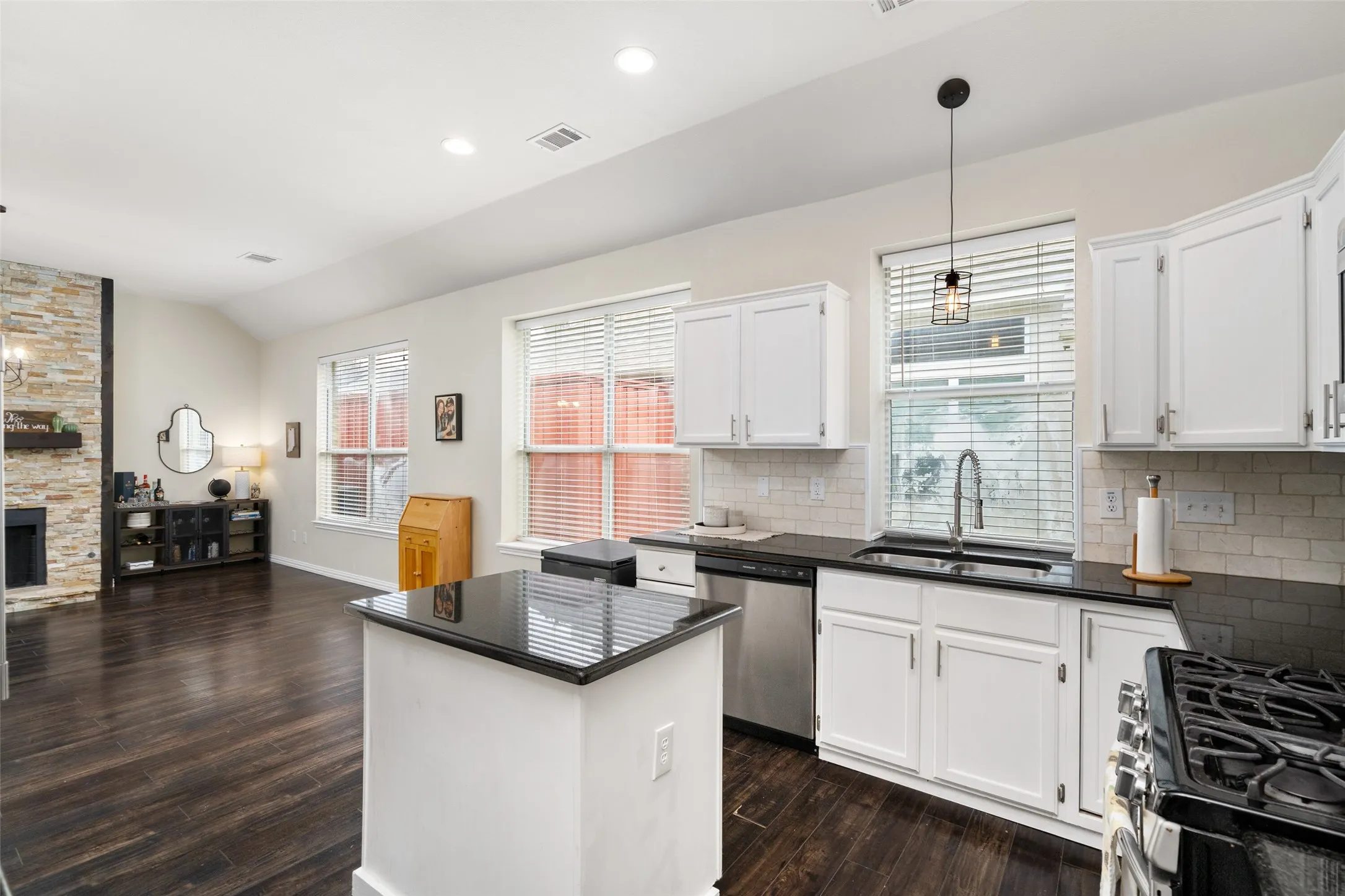 Single Family Residence For Rent in Dallas County , 7501 Caribbean Drive, Rowlett, Texas 75088, 3 Bedroom, 2 Bathroom, 2 Garage spaces, 2,123 Sqft, built in 1992, mls#21374171, Real Estate Agent in Rowlett, Homes For Rent in Dallas county, Homes For Rent in Rowlett, Realtor in Rowlett Texas, Real Estate Brokerage Independent Realty Texas, Luminita Cordes Realtor