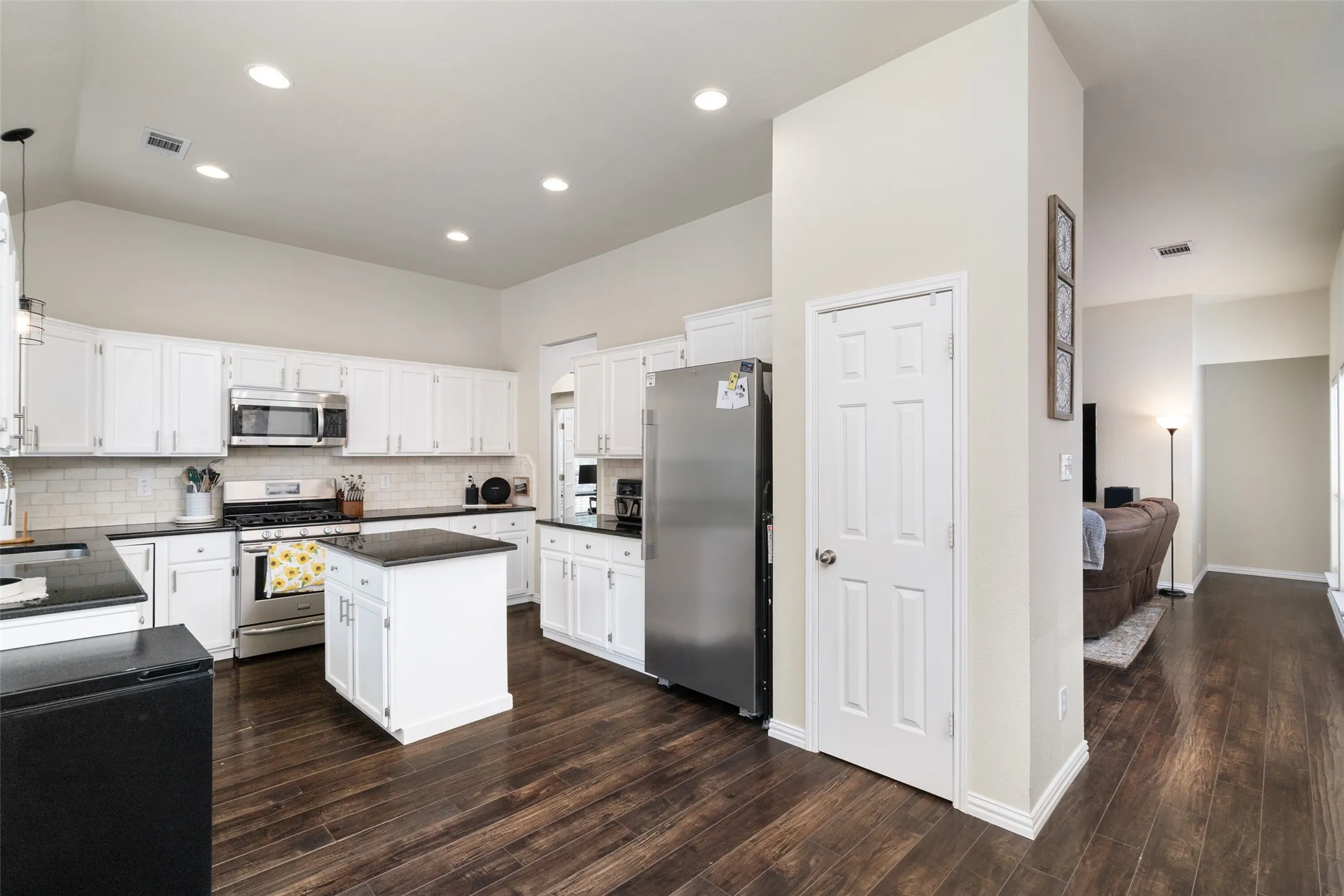 Single Family Residence For Rent in Dallas County , 7501 Caribbean Drive, Rowlett, Texas 75088, 3 Bedroom, 2 Bathroom, 2 Garage spaces, 2,123 Sqft, built in 1992, mls#21374171, Real Estate Agent in Rowlett, Homes For Rent in Dallas county, Homes For Rent in Rowlett, Realtor in Rowlett Texas, Real Estate Brokerage Independent Realty Texas, Luminita Cordes Realtor
