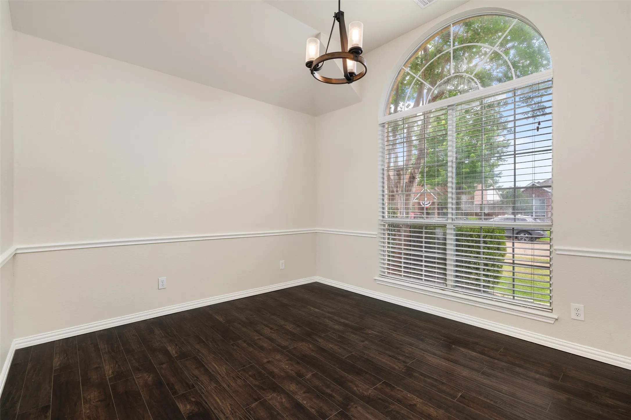 Single Family Residence For Rent in Dallas County , 7501 Caribbean Drive, Rowlett, Texas 75088, 3 Bedroom, 2 Bathroom, 2 Garage spaces, 2,123 Sqft, built in 1992, mls#21374171, Real Estate Agent in Rowlett, Homes For Rent in Dallas county, Homes For Rent in Rowlett, Realtor in Rowlett Texas, Real Estate Brokerage Independent Realty Texas, Luminita Cordes Realtor
