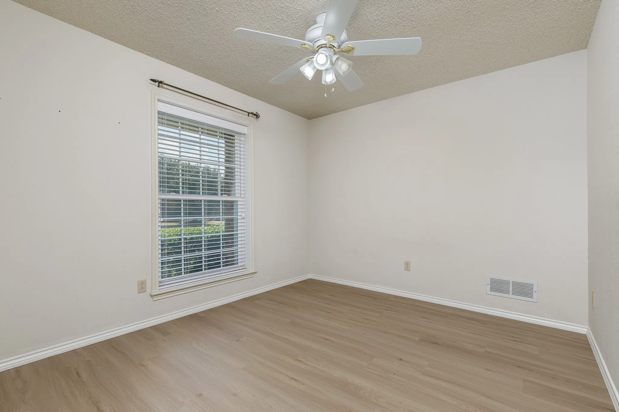 Single Family Residence For Sale in Dallas County , 2526 Willowdale Drive, Carrollton, Texas 75006, 4 Bedroom, 2 Bathroom, 2 Garage spaces, 2,345 Sqft, built in 1984, mls#21371386, Real Estate Agent in Carrollton, Homes For Sale in Dallas county, Homes For Sale in Carrollton, Realtor in Carrollton Texas, Real Estate Brokerage Independent Realty Texas, Luminita Cordes Realtor