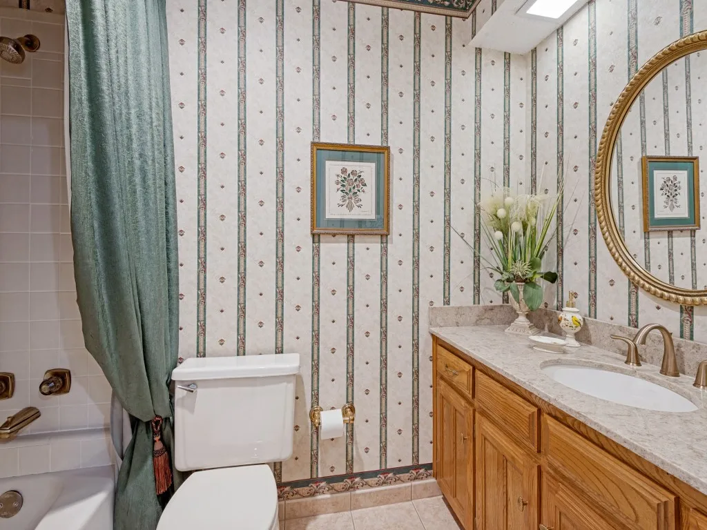 Hall bathroom with tub-shower combo.