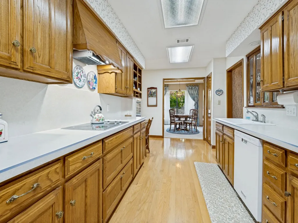 So much room! Truly a chef's dream...
