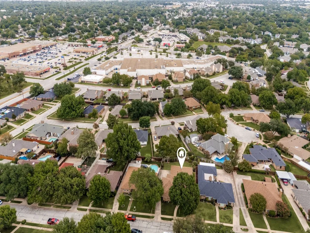 This house is also very close to shopping and restaurants!