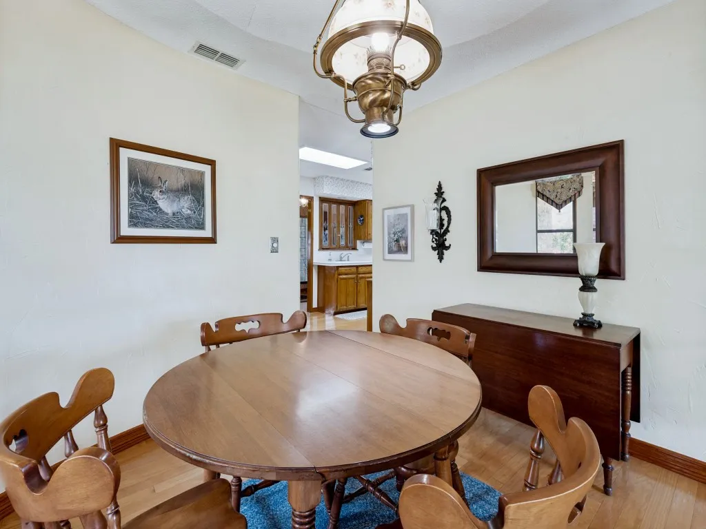 Do you love vintage decor? Check out that interesting light fixture...
