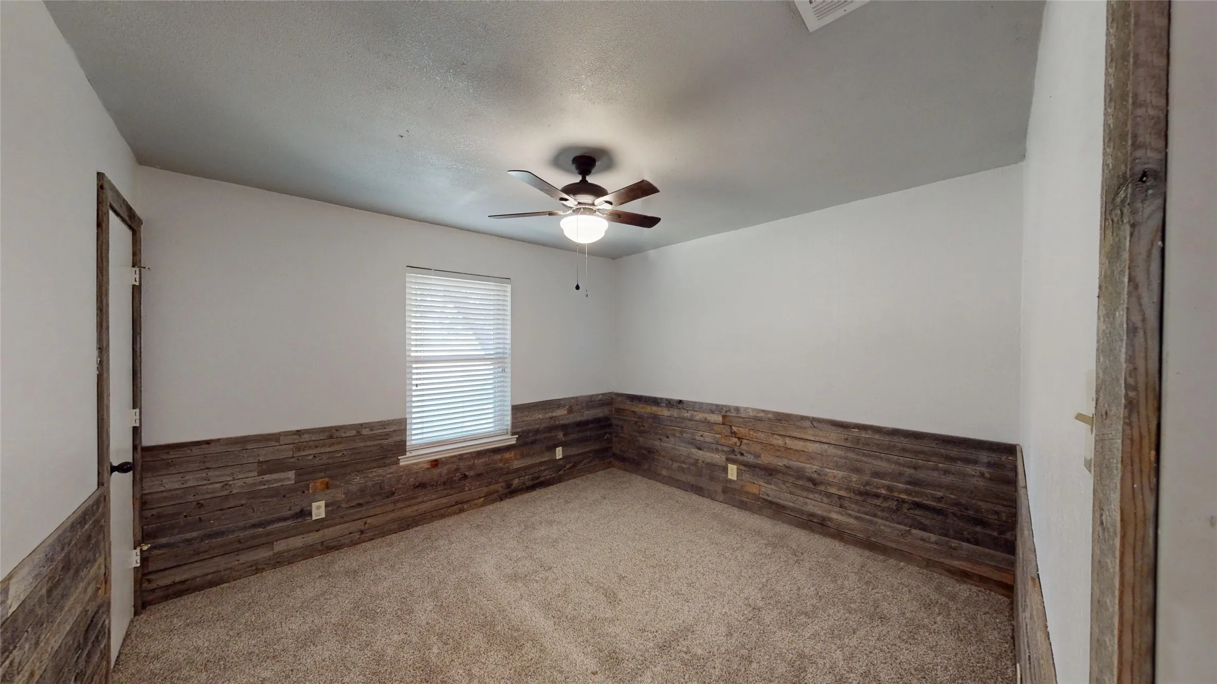 Single Family Residence For Sale in Ellis County , 4270 Sir Lancelot Circle, Midlothian, Texas 76065, 4 Bedroom, 3 Bathroom, Garage spaces, 2,011 Sqft, built in 1981, mls#21374152, Real Estate Agent in Midlothian, Homes For Sale in Ellis county, Homes For Sale in Midlothian, Realtor in Midlothian Texas, Real Estate Brokerage Independent Realty Texas, Luminita Cordes Realtor