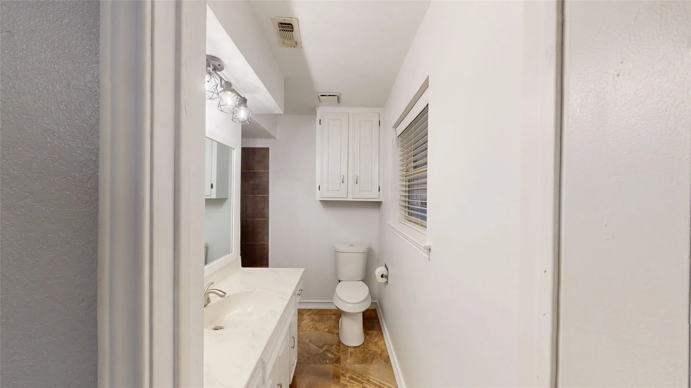 Single Family Residence For Sale in Ellis County , 4270 Sir Lancelot Circle, Midlothian, Texas 76065, 4 Bedroom, 3 Bathroom, Garage spaces, 2,011 Sqft, built in 1981, mls#21374152, Real Estate Agent in Midlothian, Homes For Sale in Ellis county, Homes For Sale in Midlothian, Realtor in Midlothian Texas, Real Estate Brokerage Independent Realty Texas, Luminita Cordes Realtor