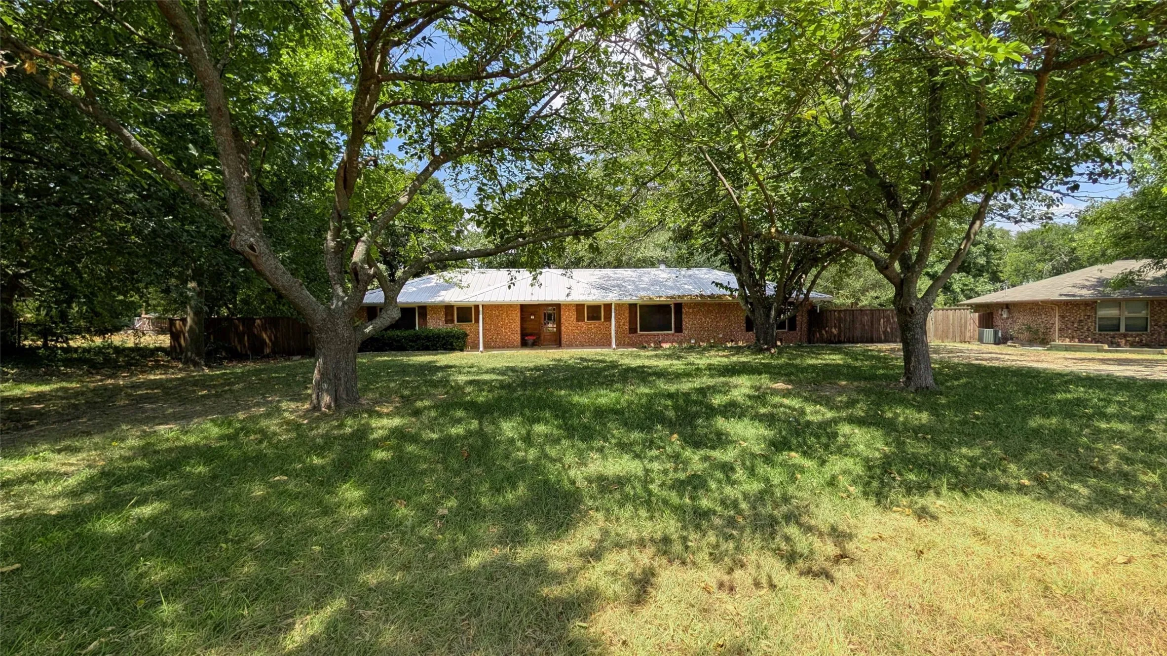 Single Family Residence For Sale in Ellis County , 4270 Sir Lancelot Circle, Midlothian, Texas 76065, 4 Bedroom, 3 Bathroom, Garage spaces, 2,011 Sqft, built in 1981, mls#21374152, Real Estate Agent in Midlothian, Homes For Sale in Ellis county, Homes For Sale in Midlothian, Realtor in Midlothian Texas, Real Estate Brokerage Independent Realty Texas, Luminita Cordes Realtor