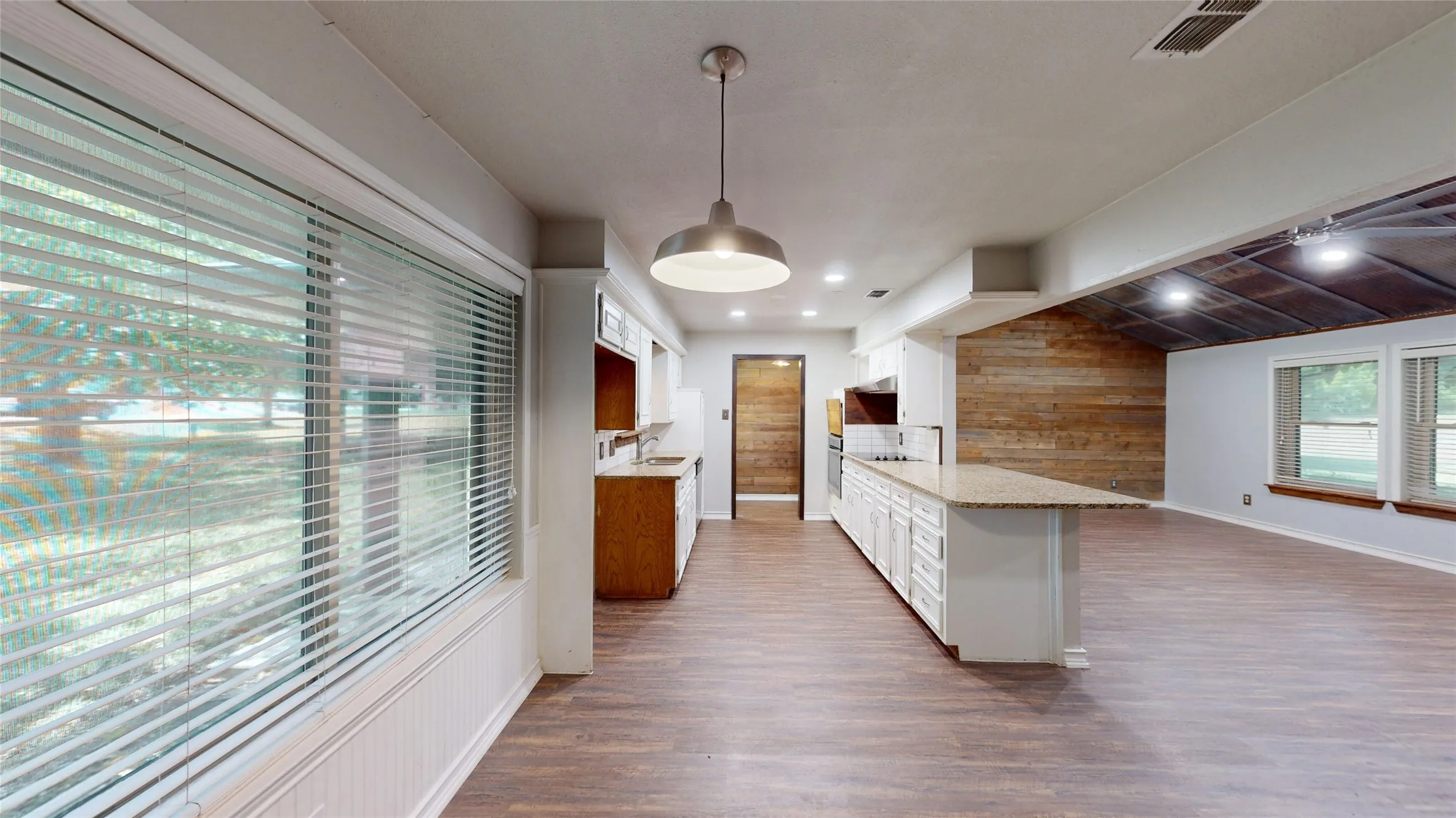 Single Family Residence For Sale in Ellis County , 4270 Sir Lancelot Circle, Midlothian, Texas 76065, 4 Bedroom, 3 Bathroom, Garage spaces, 2,011 Sqft, built in 1981, mls#21374152, Real Estate Agent in Midlothian, Homes For Sale in Ellis county, Homes For Sale in Midlothian, Realtor in Midlothian Texas, Real Estate Brokerage Independent Realty Texas, Luminita Cordes Realtor