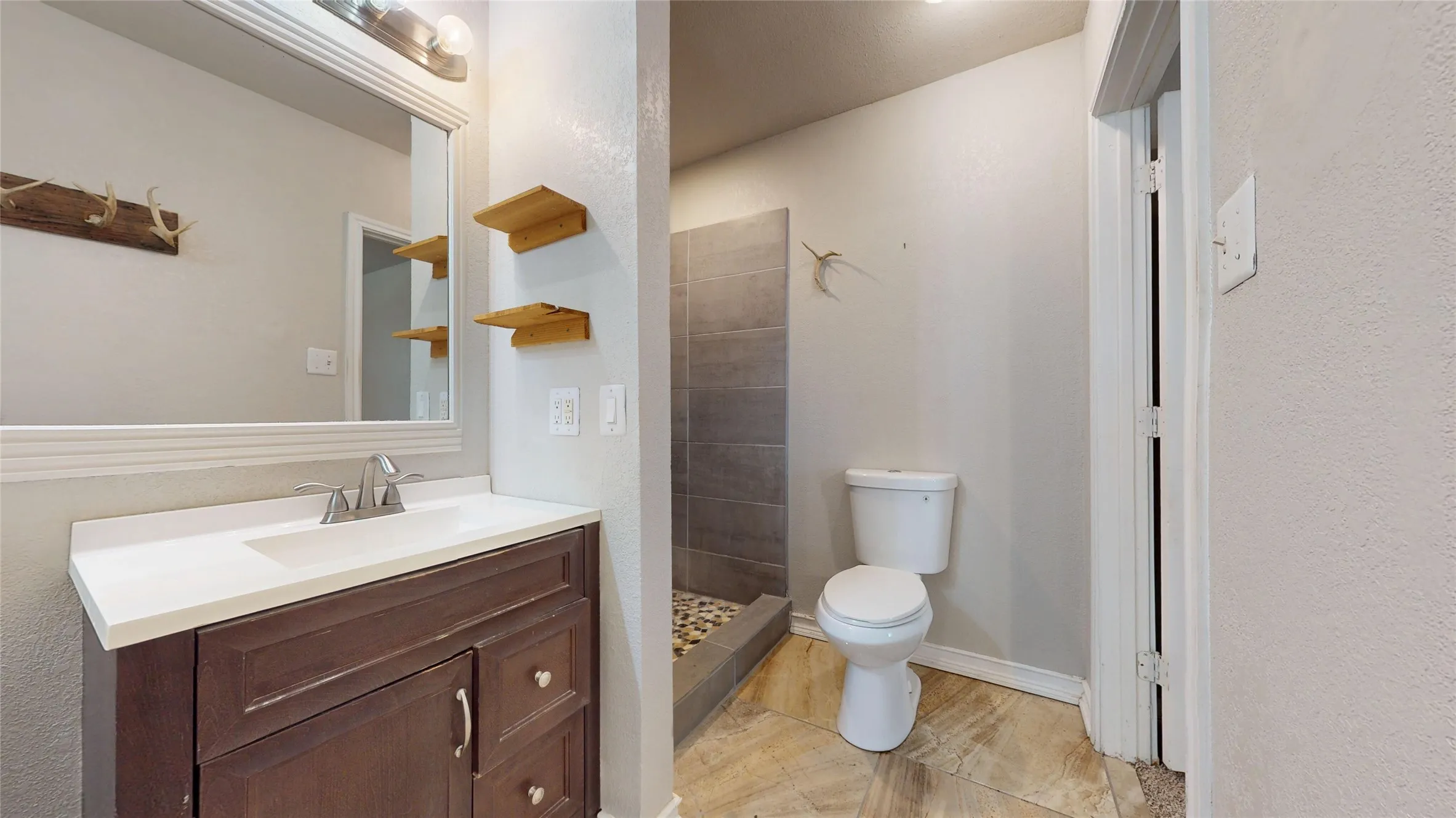 Single Family Residence For Sale in Ellis County , 4270 Sir Lancelot Circle, Midlothian, Texas 76065, 4 Bedroom, 3 Bathroom, Garage spaces, 2,011 Sqft, built in 1981, mls#21374152, Real Estate Agent in Midlothian, Homes For Sale in Ellis county, Homes For Sale in Midlothian, Realtor in Midlothian Texas, Real Estate Brokerage Independent Realty Texas, Luminita Cordes Realtor