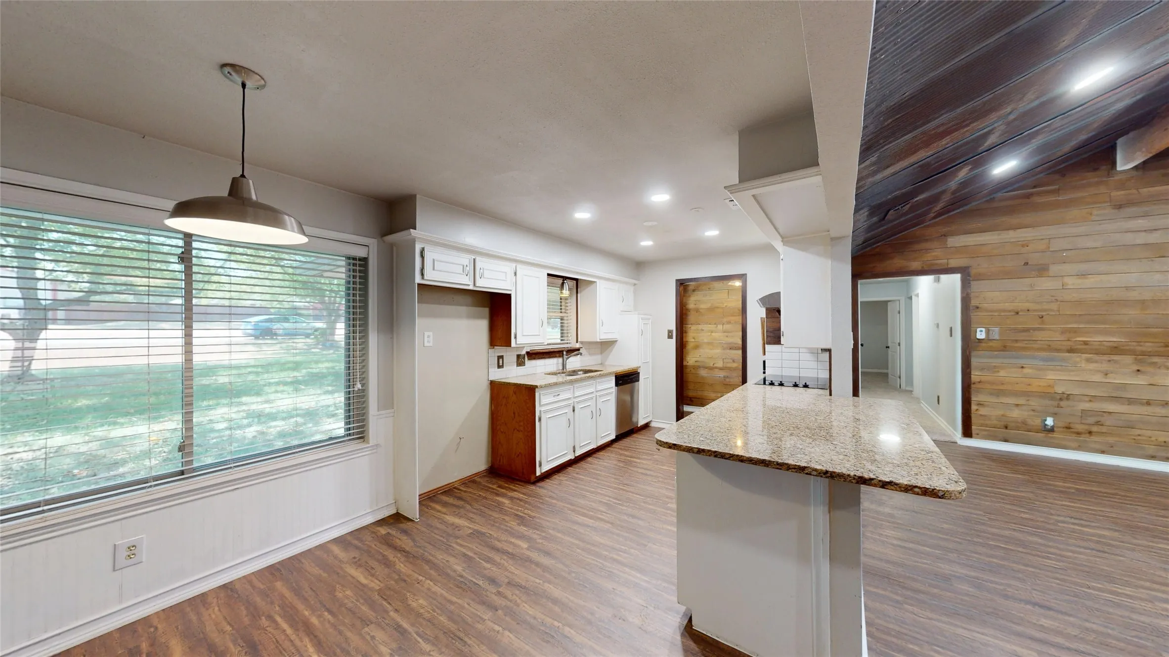 Single Family Residence For Sale in Ellis County , 4270 Sir Lancelot Circle, Midlothian, Texas 76065, 4 Bedroom, 3 Bathroom, Garage spaces, 2,011 Sqft, built in 1981, mls#21374152, Real Estate Agent in Midlothian, Homes For Sale in Ellis county, Homes For Sale in Midlothian, Realtor in Midlothian Texas, Real Estate Brokerage Independent Realty Texas, Luminita Cordes Realtor