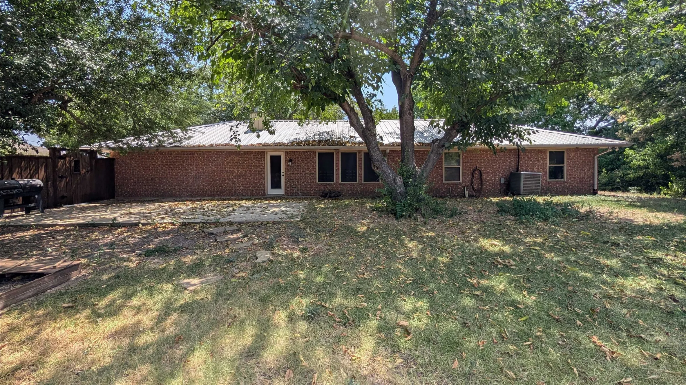 Single Family Residence For Sale in Ellis County , 4270 Sir Lancelot Circle, Midlothian, Texas 76065, 4 Bedroom, 3 Bathroom, Garage spaces, 2,011 Sqft, built in 1981, mls#21374152, Real Estate Agent in Midlothian, Homes For Sale in Ellis county, Homes For Sale in Midlothian, Realtor in Midlothian Texas, Real Estate Brokerage Independent Realty Texas, Luminita Cordes Realtor