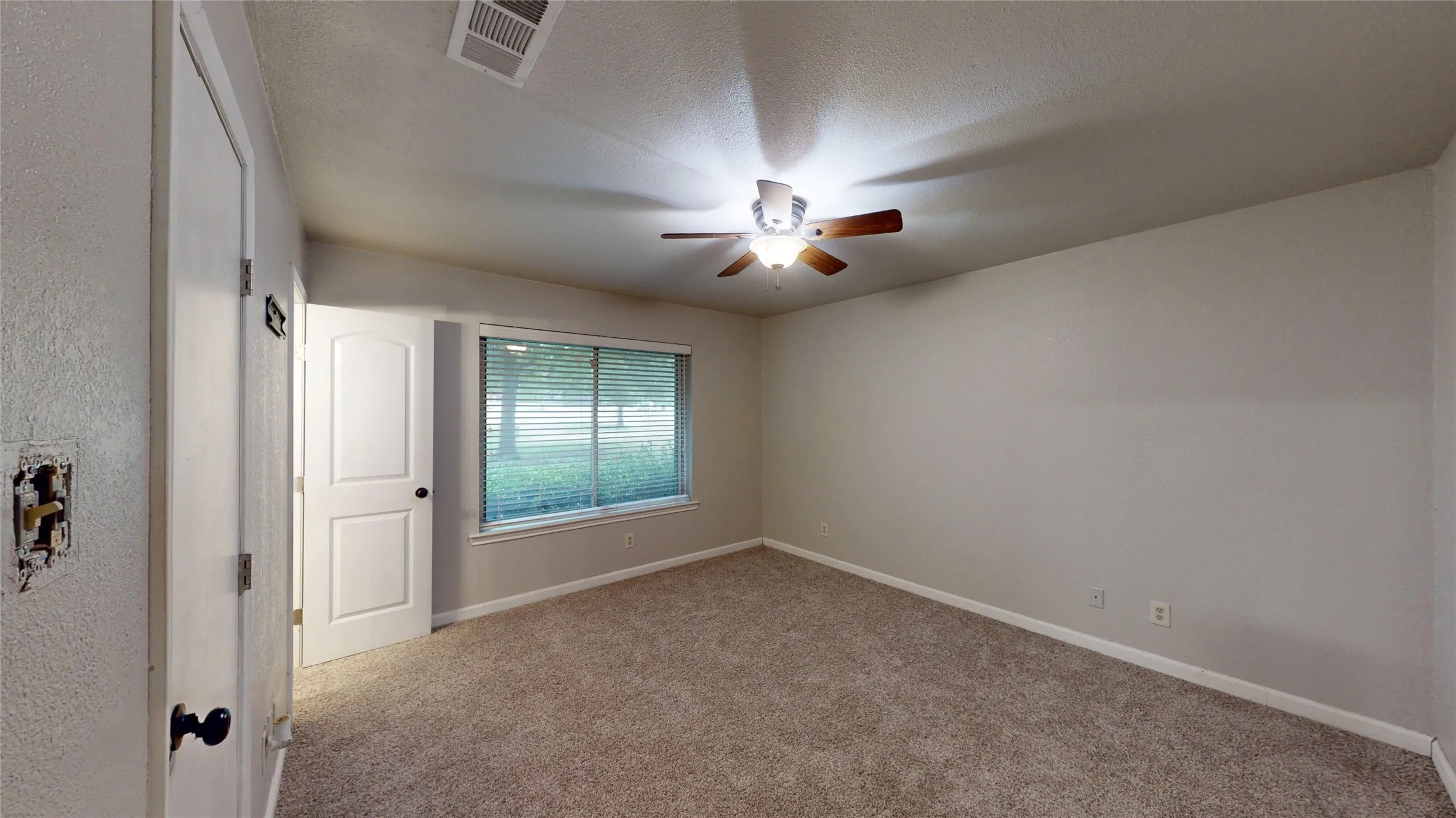 Single Family Residence For Sale in Ellis County , 4270 Sir Lancelot Circle, Midlothian, Texas 76065, 4 Bedroom, 3 Bathroom, Garage spaces, 2,011 Sqft, built in 1981, mls#21374152, Real Estate Agent in Midlothian, Homes For Sale in Ellis county, Homes For Sale in Midlothian, Realtor in Midlothian Texas, Real Estate Brokerage Independent Realty Texas, Luminita Cordes Realtor