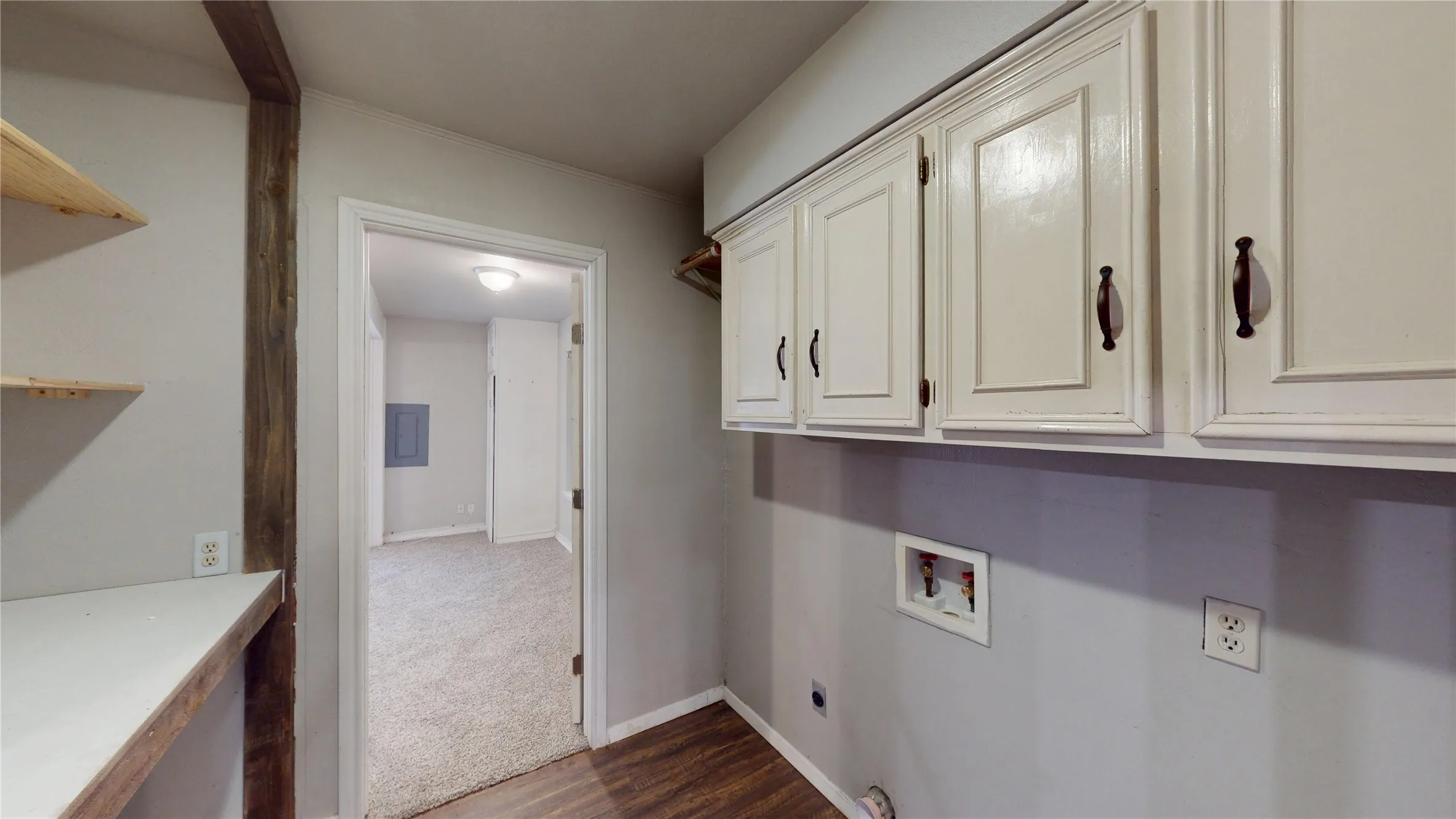 Single Family Residence For Sale in Ellis County , 4270 Sir Lancelot Circle, Midlothian, Texas 76065, 4 Bedroom, 3 Bathroom, Garage spaces, 2,011 Sqft, built in 1981, mls#21374152, Real Estate Agent in Midlothian, Homes For Sale in Ellis county, Homes For Sale in Midlothian, Realtor in Midlothian Texas, Real Estate Brokerage Independent Realty Texas, Luminita Cordes Realtor