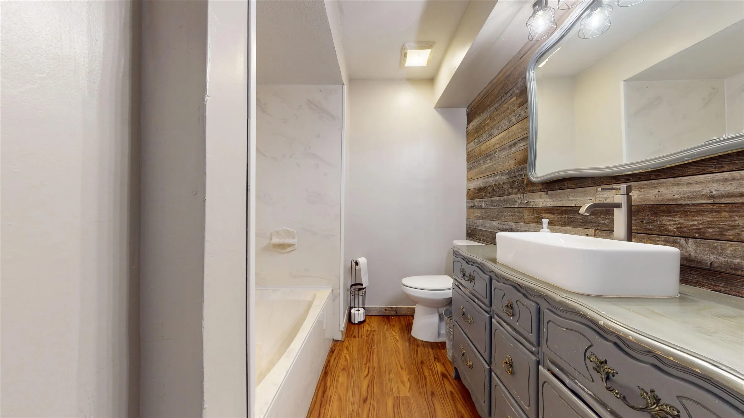 Single Family Residence For Sale in Ellis County , 4270 Sir Lancelot Circle, Midlothian, Texas 76065, 4 Bedroom, 3 Bathroom, Garage spaces, 2,011 Sqft, built in 1981, mls#21374152, Real Estate Agent in Midlothian, Homes For Sale in Ellis county, Homes For Sale in Midlothian, Realtor in Midlothian Texas, Real Estate Brokerage Independent Realty Texas, Luminita Cordes Realtor