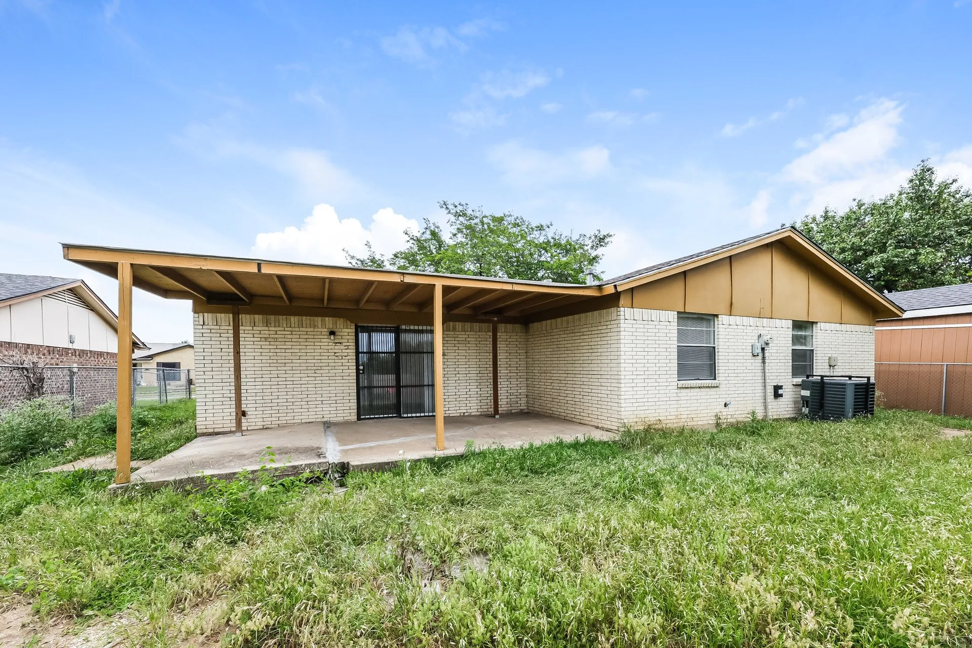 Single Family Residence For Rent in Dallas County , 7225 Harold Walker Drive, Dallas, Texas 75241, 4 Bedroom, 2 Bathroom, Garage spaces, 1,038 Sqft, built in 1971, mls#21374209, Real Estate Agent in Dallas, Homes For Rent in Dallas county, Homes For Rent in Dallas, Realtor in Dallas Texas, Real Estate Brokerage Independent Realty Texas, Luminita Cordes Realtor