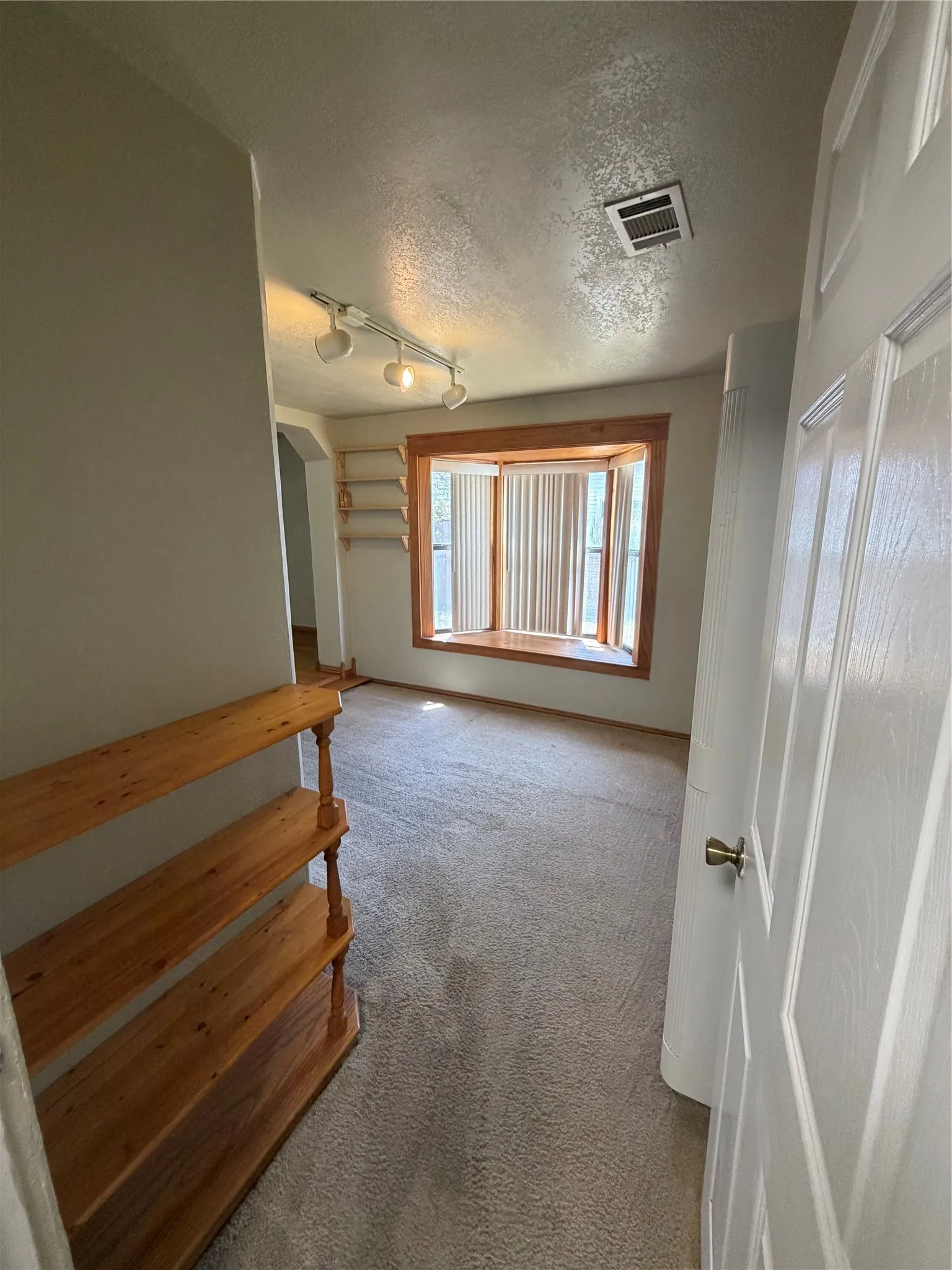 Entryway to primary bedroom
