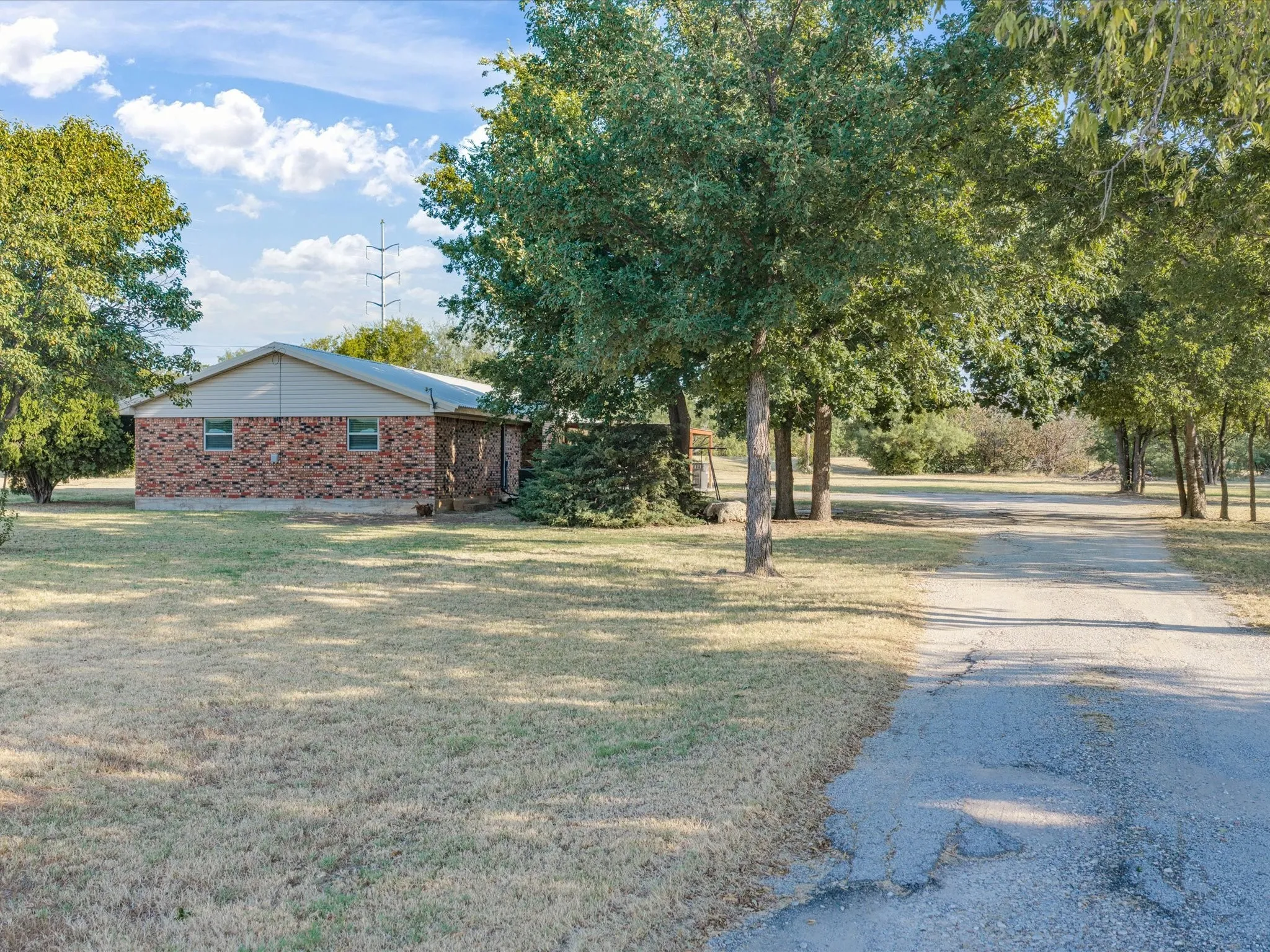 Single Family Residence For Sale in Young County , 584 HWY 16 N, Graham, Texas 76450, 3 Bedroom, 2 Bathroom, Garage spaces, 1,856 Sqft, built in 1965, mls#21370748, Real Estate Agent in Graham, Homes For Sale in Young county, Homes For Sale in Graham, Realtor in Graham Texas, Real Estate Brokerage Independent Realty Texas, Luminita Cordes Realtor
