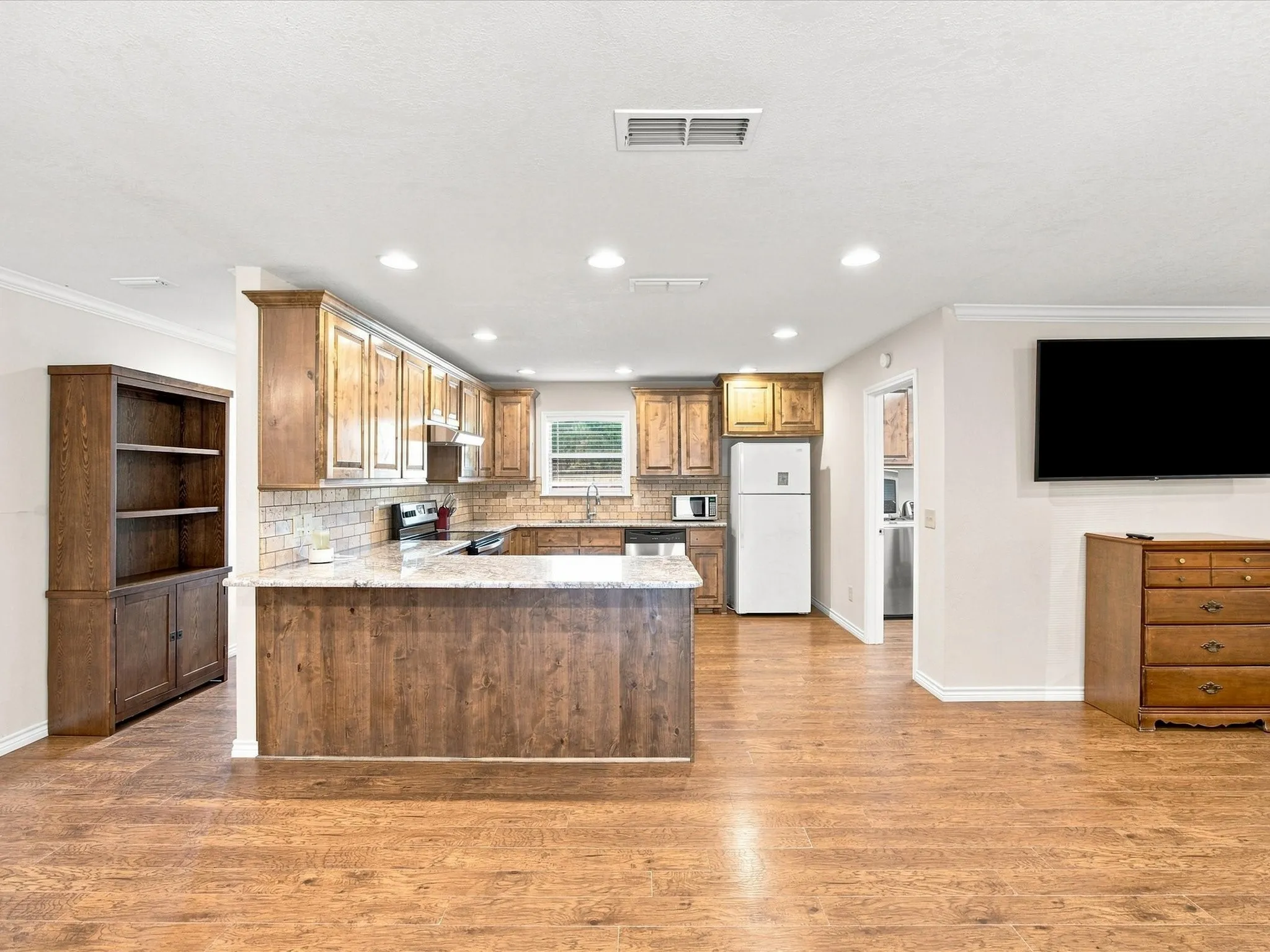 Single Family Residence For Sale in Young County , 584 HWY 16 N, Graham, Texas 76450, 3 Bedroom, 2 Bathroom, Garage spaces, 1,856 Sqft, built in 1965, mls#21370748, Real Estate Agent in Graham, Homes For Sale in Young county, Homes For Sale in Graham, Realtor in Graham Texas, Real Estate Brokerage Independent Realty Texas, Luminita Cordes Realtor