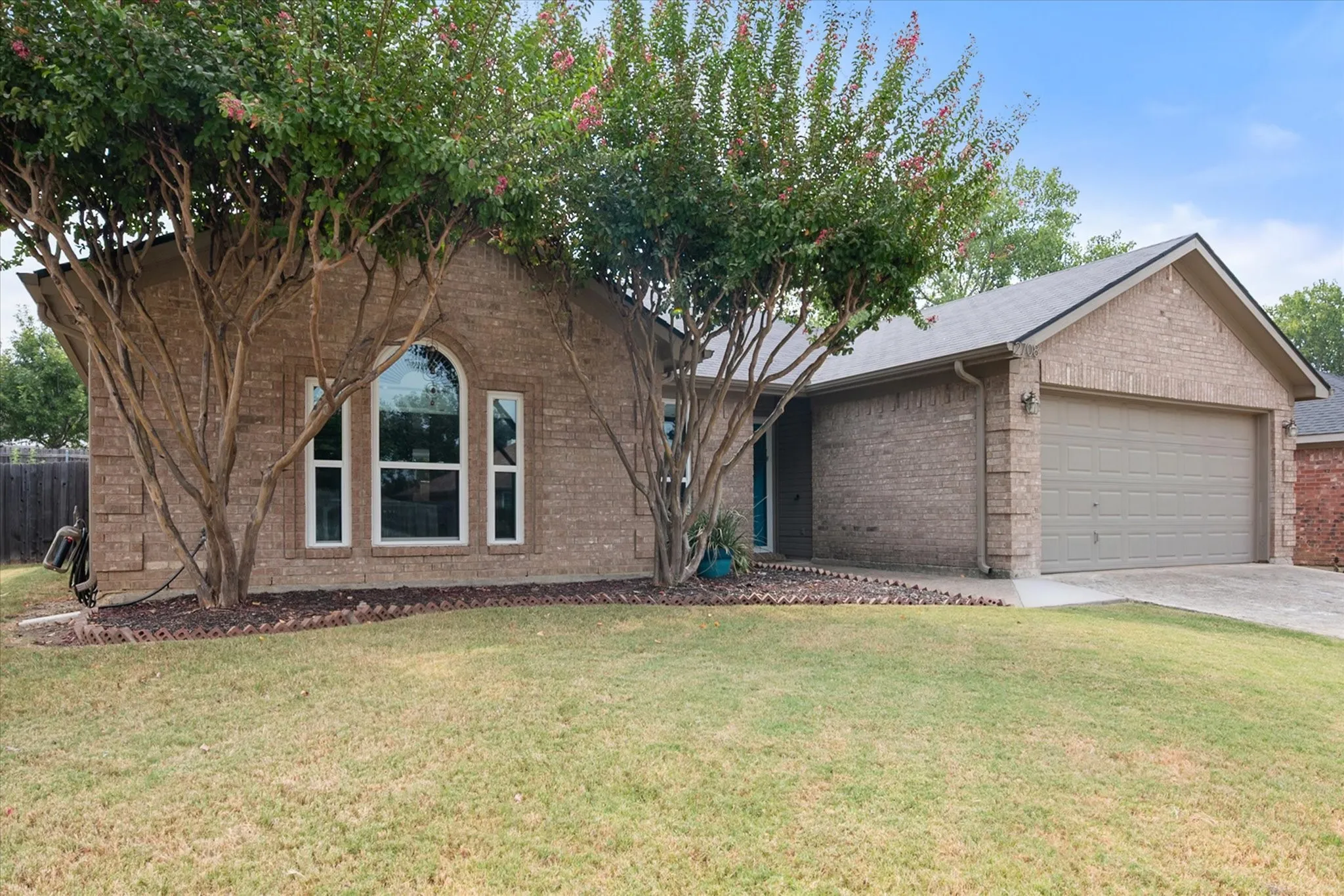 Single Family Residence For Sale in Tarrant County , 2708 Jennie Wells Drive, Mansfield, Texas 76063, 3 Bedroom, 2 Bathroom, 2 Garage spaces, 1,357 Sqft, built in 1999, mls#21373732, Real Estate Agent in Mansfield, Homes For Sale in Tarrant county, Homes For Sale in Mansfield, Realtor in Mansfield Texas, Real Estate Brokerage Independent Realty Texas, Luminita Cordes Realtor