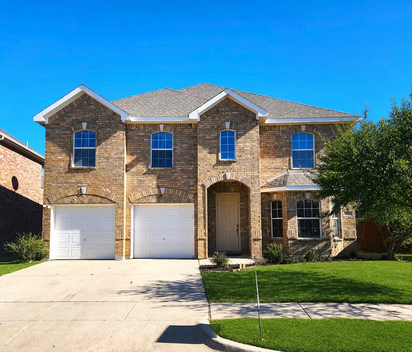 Single Family Residence For Sale in Tarrant County , 5513 Grenada Drive, Fort Worth, Texas 76119, 4 Bedroom, 4 Bathroom, 2 Garage spaces, 3,463 Sqft, built in 2008, mls#21373945, Real Estate Agent in Fort Worth, Homes For Sale in Tarrant county, Homes For Sale in Fort Worth, Realtor in Fort Worth Texas, Real Estate Brokerage Independent Realty Texas, Luminita Cordes Realtor