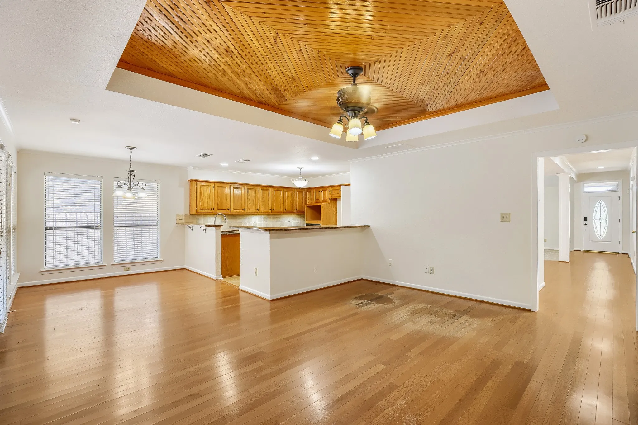 Single Family Residence For Sale in Dallas County , 806 Royal Birkdale Drive, Garland, Texas 75044, 3 Bedroom, 3 Bathroom, 2 Garage spaces, 2,258 Sqft, built in 1986, mls#21372639, Real Estate Agent in Garland, Homes For Sale in Dallas county, Homes For Sale in Garland, Realtor in Garland Texas, Real Estate Brokerage Independent Realty Texas, Luminita Cordes Realtor