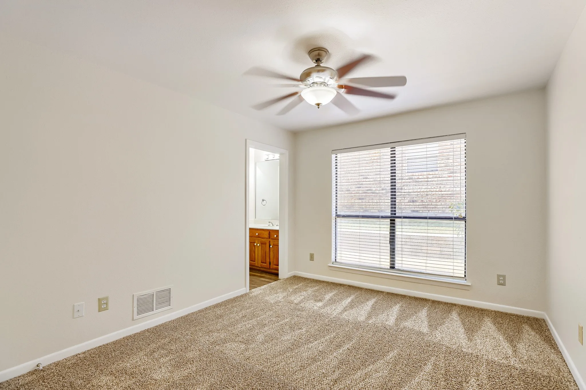 Single Family Residence For Sale in Dallas County , 806 Royal Birkdale Drive, Garland, Texas 75044, 3 Bedroom, 3 Bathroom, 2 Garage spaces, 2,258 Sqft, built in 1986, mls#21372639, Real Estate Agent in Garland, Homes For Sale in Dallas county, Homes For Sale in Garland, Realtor in Garland Texas, Real Estate Brokerage Independent Realty Texas, Luminita Cordes Realtor