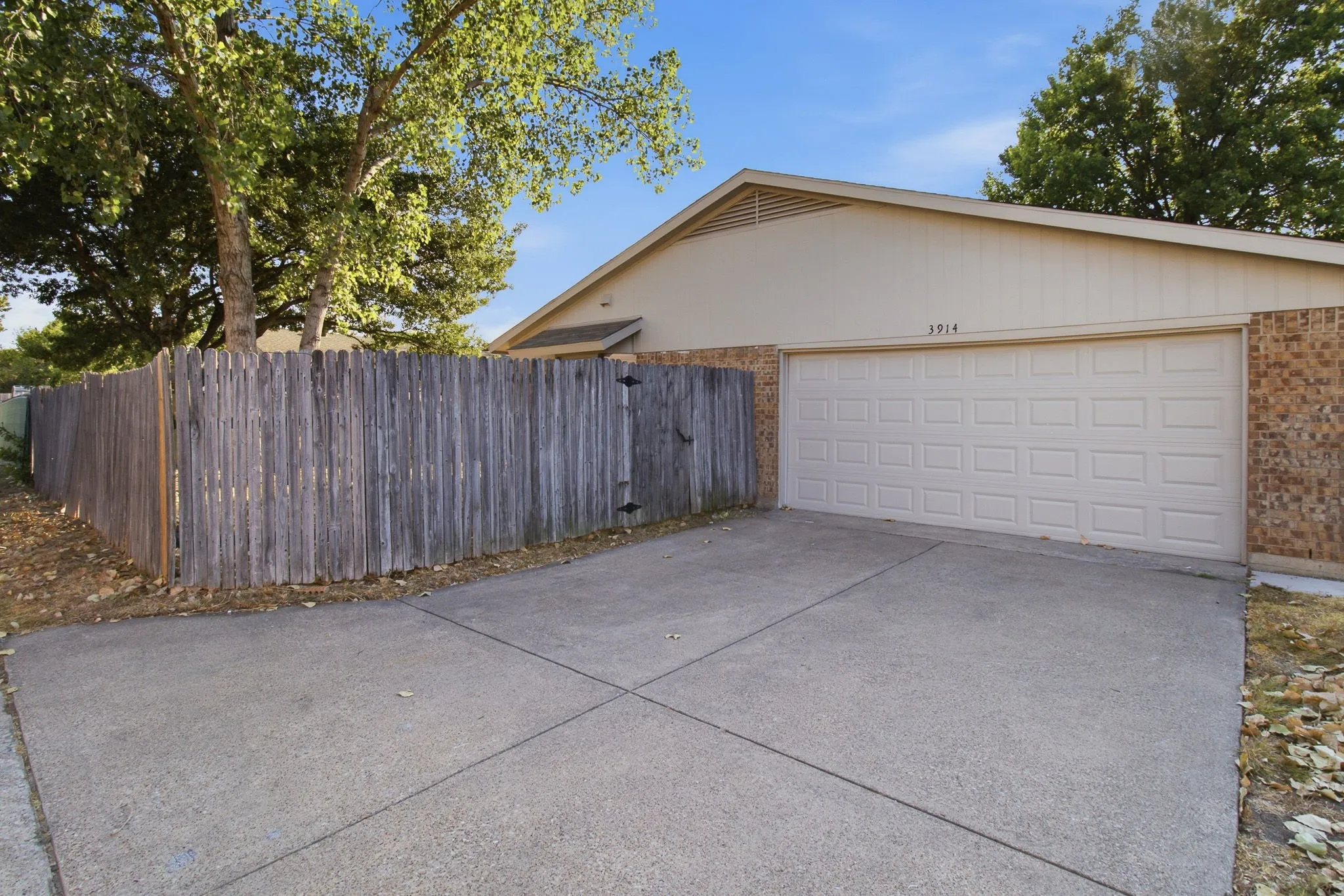 Single Family Residence For Sale in Dallas County , 3914 Wheelwright Drive, Garland, Texas 75044, 3 Bedroom, 2 Bathroom, 2 Garage spaces, 1,540 Sqft, built in 1985, mls#21373448, Real Estate Agent in Garland, Homes For Sale in Dallas county, Homes For Sale in Garland, Realtor in Garland Texas, Real Estate Brokerage Independent Realty Texas, Luminita Cordes Realtor