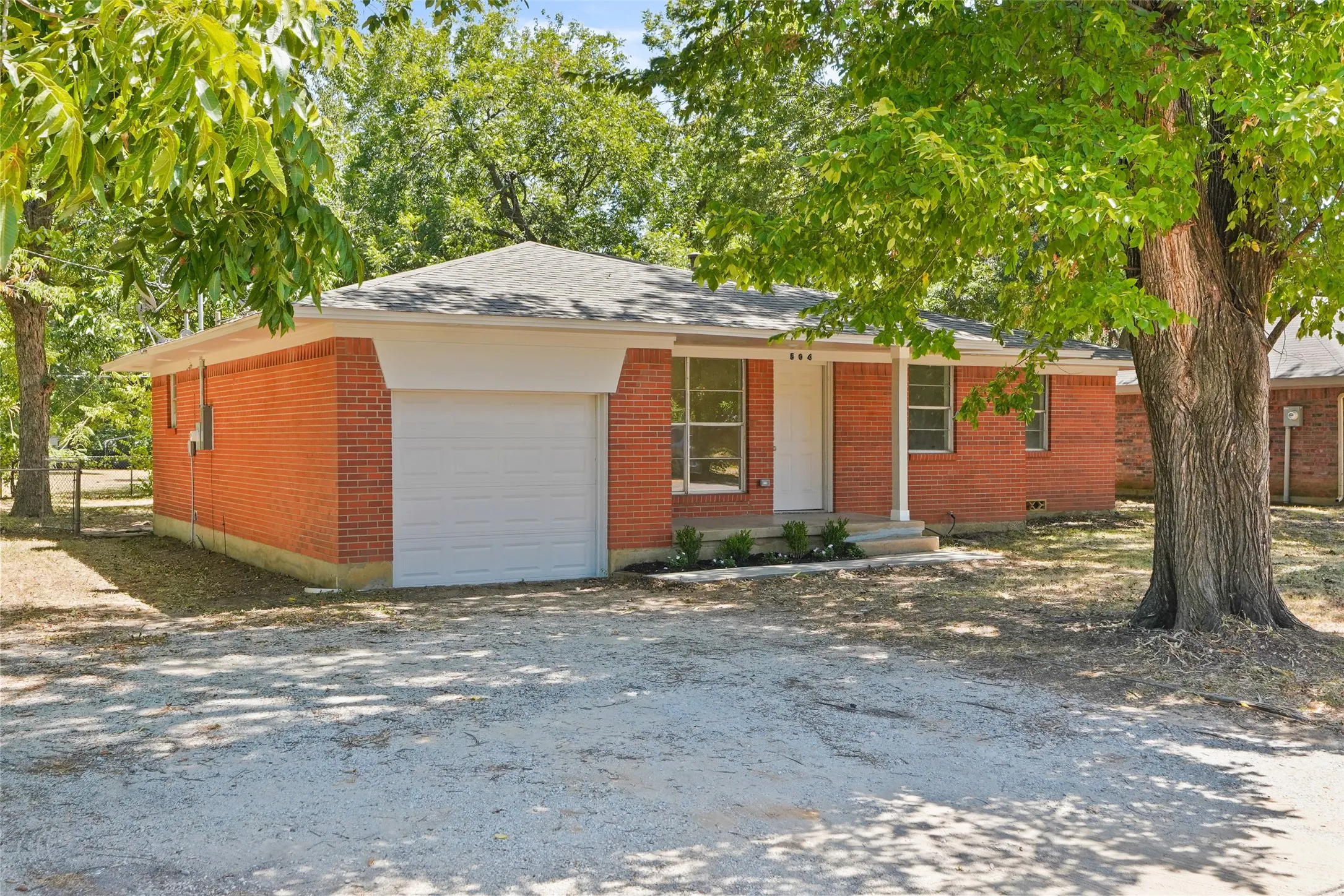 Single Family Residence For Sale in Denton County , 504 Hill Street, Aubrey, Texas 76227, 3 Bedroom, 2 Bathroom, 1 Garage spaces, 1,498 Sqft, built in 1965, mls#21374172, Real Estate Agent in Aubrey, Homes For Sale in Denton county, Homes For Sale in Aubrey, Realtor in Aubrey Texas, Real Estate Brokerage Independent Realty Texas, Luminita Cordes Realtor