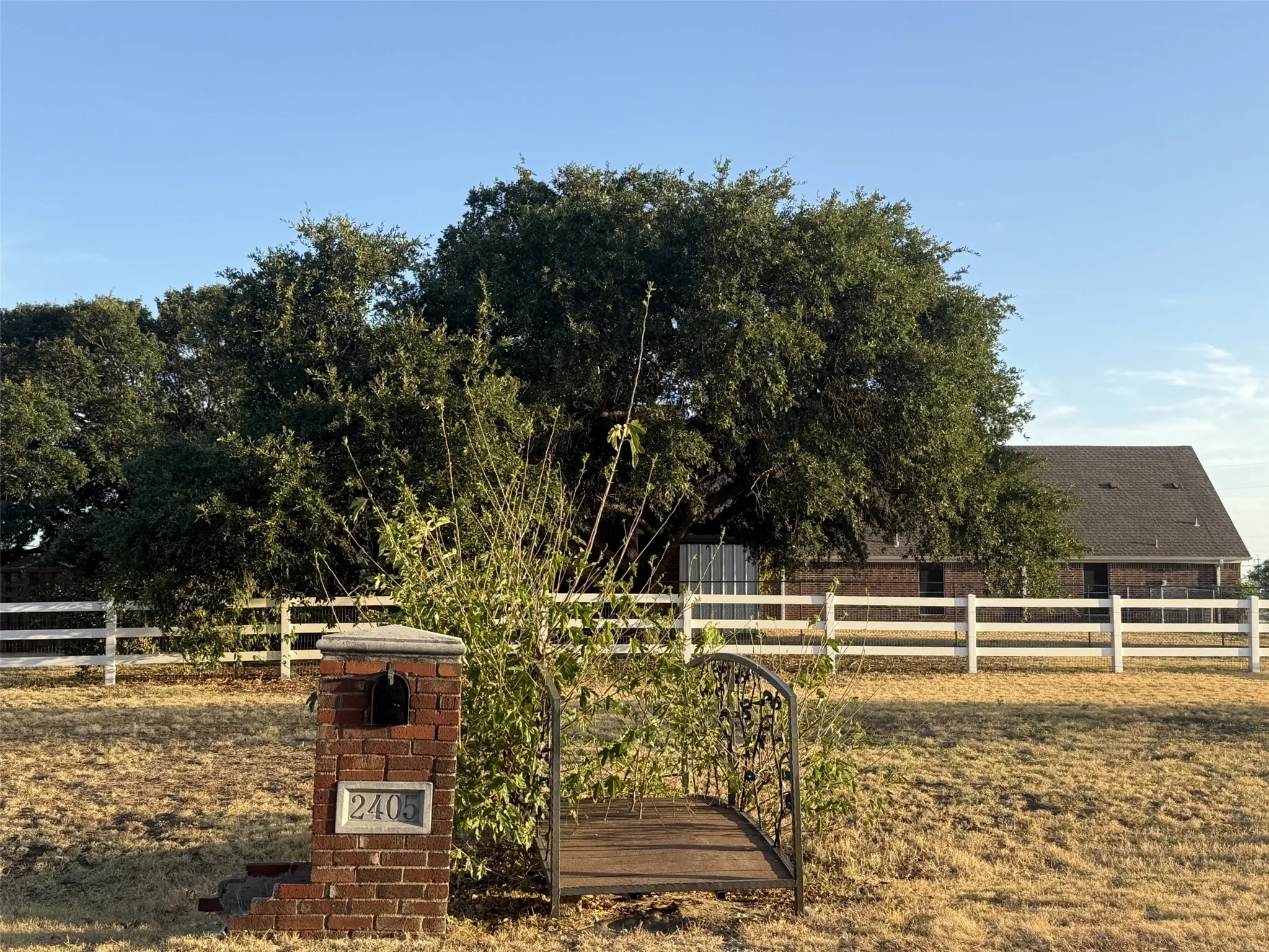 Single Family Residence For Sale in Tarrant County , 2405 Texan Drive, Haslet, Texas 76052, 4 Bedroom, 2 Bathroom, 3 Garage spaces, 4,410 Sqft, built in 1977, mls#21374168, Real Estate Agent in Haslet, Homes For Sale in Tarrant county, Homes For Sale in Haslet, Realtor in Haslet Texas, Real Estate Brokerage Independent Realty Texas, Luminita Cordes Realtor