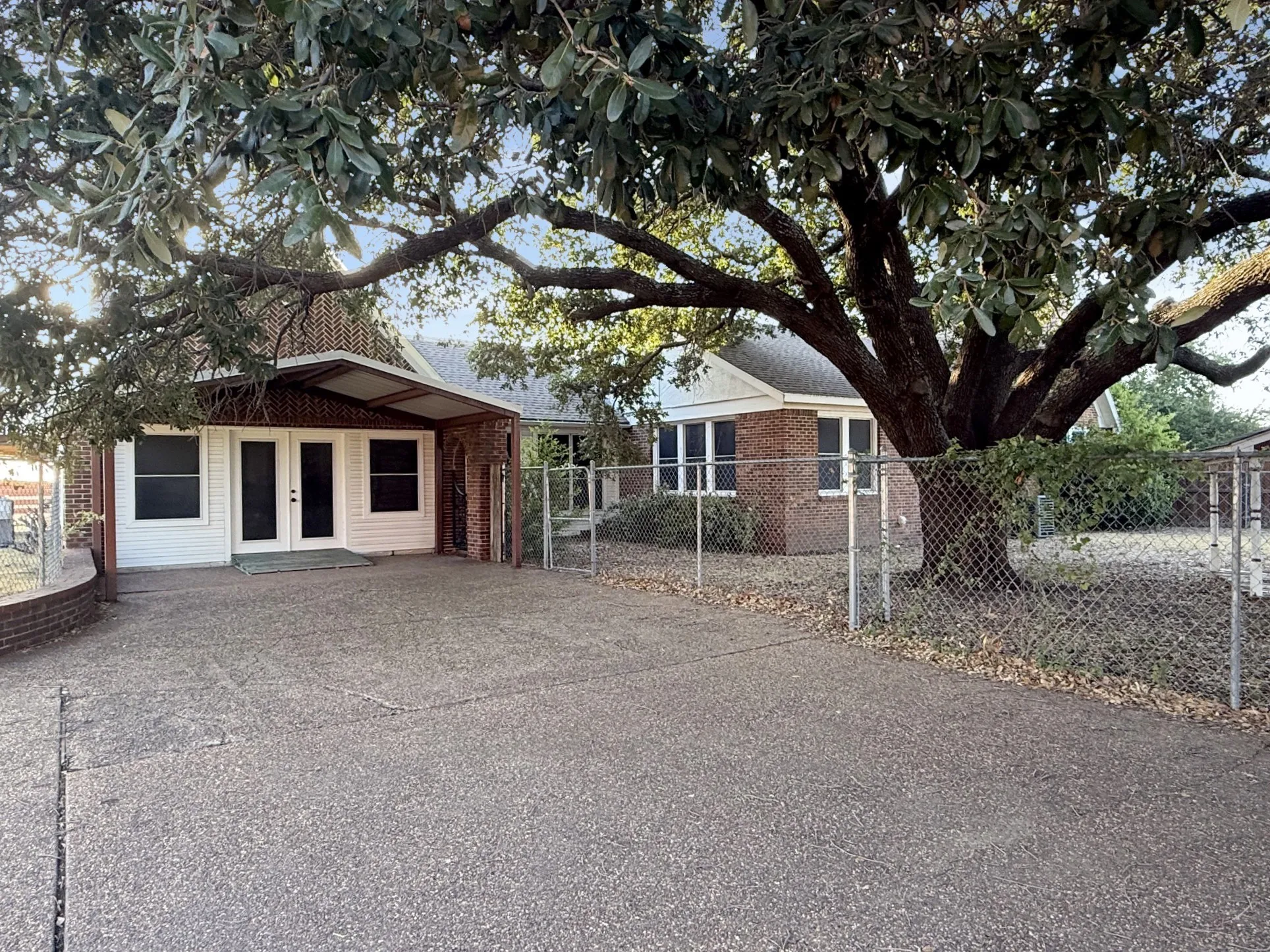 Single Family Residence For Sale in Tarrant County , 2405 Texan Drive, Haslet, Texas 76052, 4 Bedroom, 2 Bathroom, 3 Garage spaces, 4,410 Sqft, built in 1977, mls#21374168, Real Estate Agent in Haslet, Homes For Sale in Tarrant county, Homes For Sale in Haslet, Realtor in Haslet Texas, Real Estate Brokerage Independent Realty Texas, Luminita Cordes Realtor