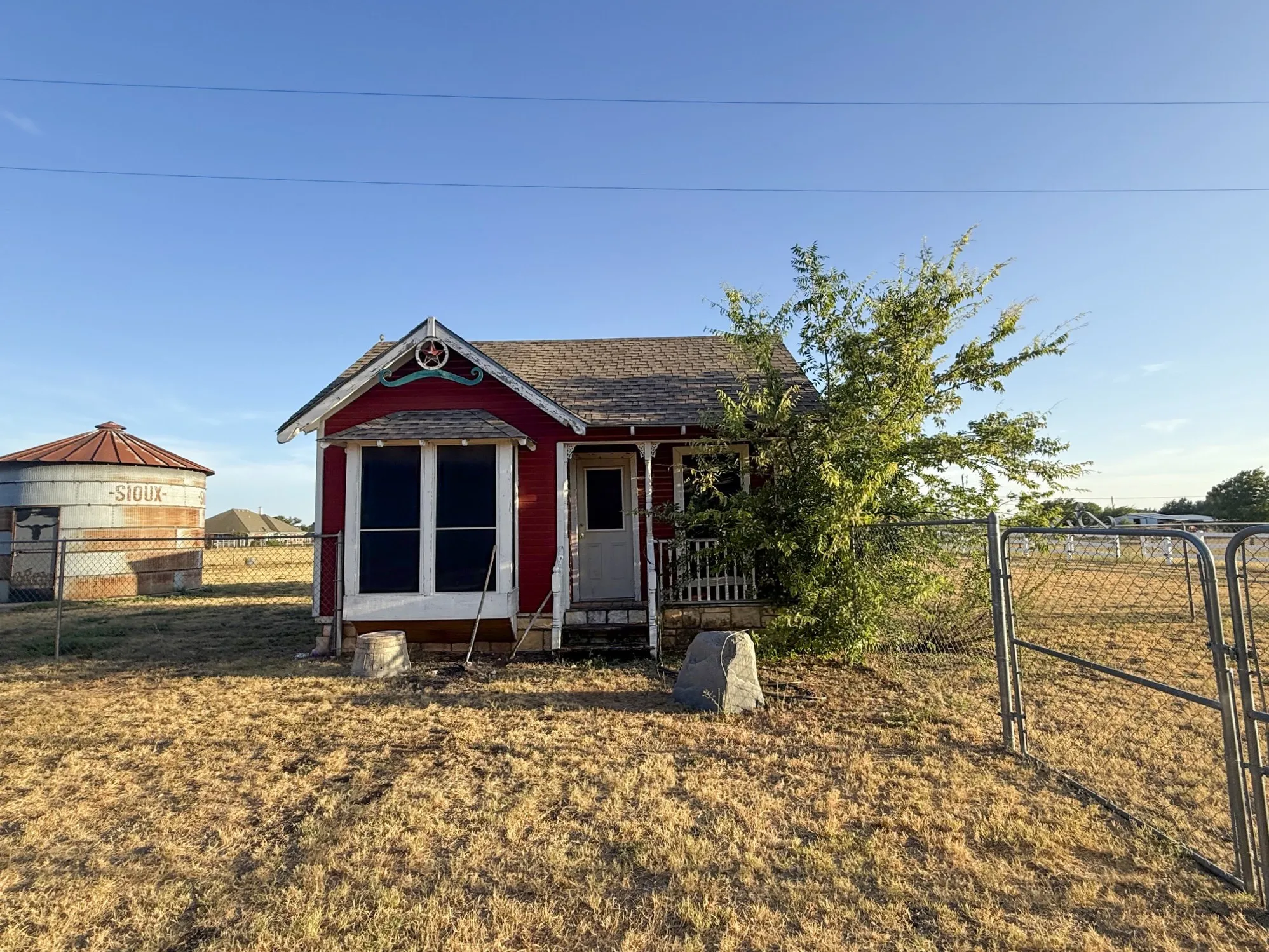 Single Family Residence For Sale in Tarrant County , 2405 Texan Drive, Haslet, Texas 76052, 4 Bedroom, 2 Bathroom, 3 Garage spaces, 4,410 Sqft, built in 1977, mls#21374168, Real Estate Agent in Haslet, Homes For Sale in Tarrant county, Homes For Sale in Haslet, Realtor in Haslet Texas, Real Estate Brokerage Independent Realty Texas, Luminita Cordes Realtor