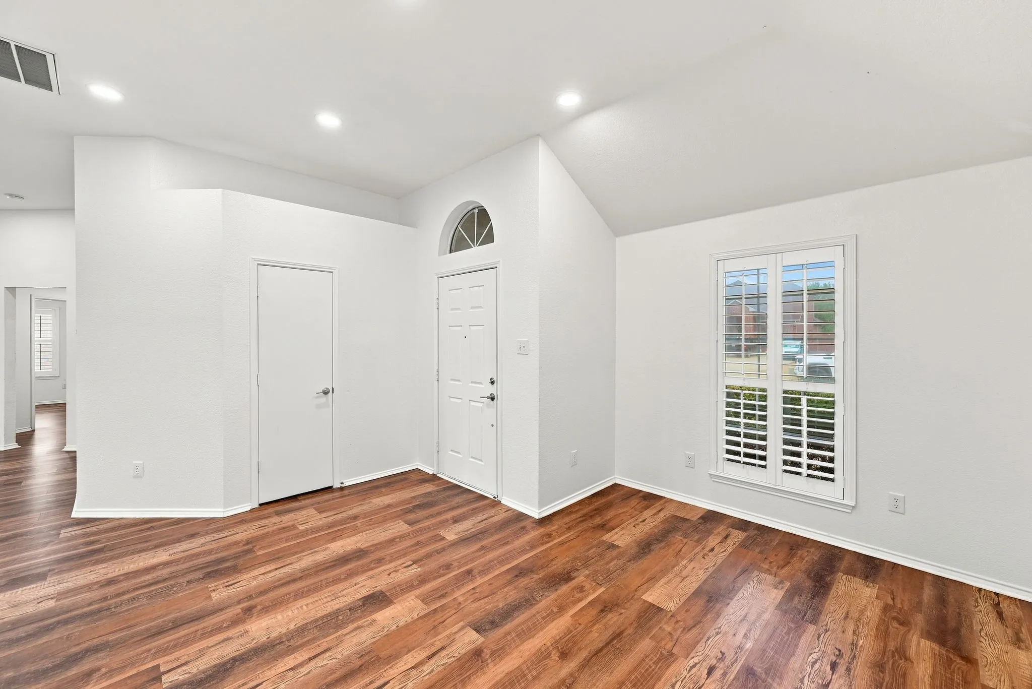 Single Family Residence For Sale in Ellis County , 108 Oak Hollow Lane, Red Oak, Texas 75154, 3 Bedroom, 2 Bathroom, 2 Garage spaces, 1,650 Sqft, built in 2002, mls#21374221, Real Estate Agent in Red Oak, Homes For Sale in Ellis county, Homes For Sale in Red Oak, Realtor in Red Oak Texas, Real Estate Brokerage Independent Realty Texas, Luminita Cordes Realtor